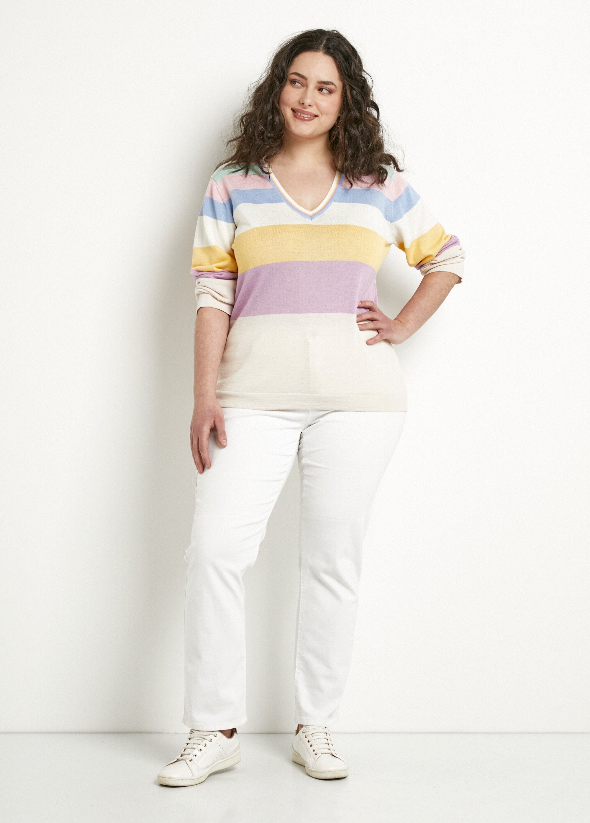 Morbido_maglione_a_righe_con_scollo_a_V_in_lana_merino_Multicolore_SF1_curvy