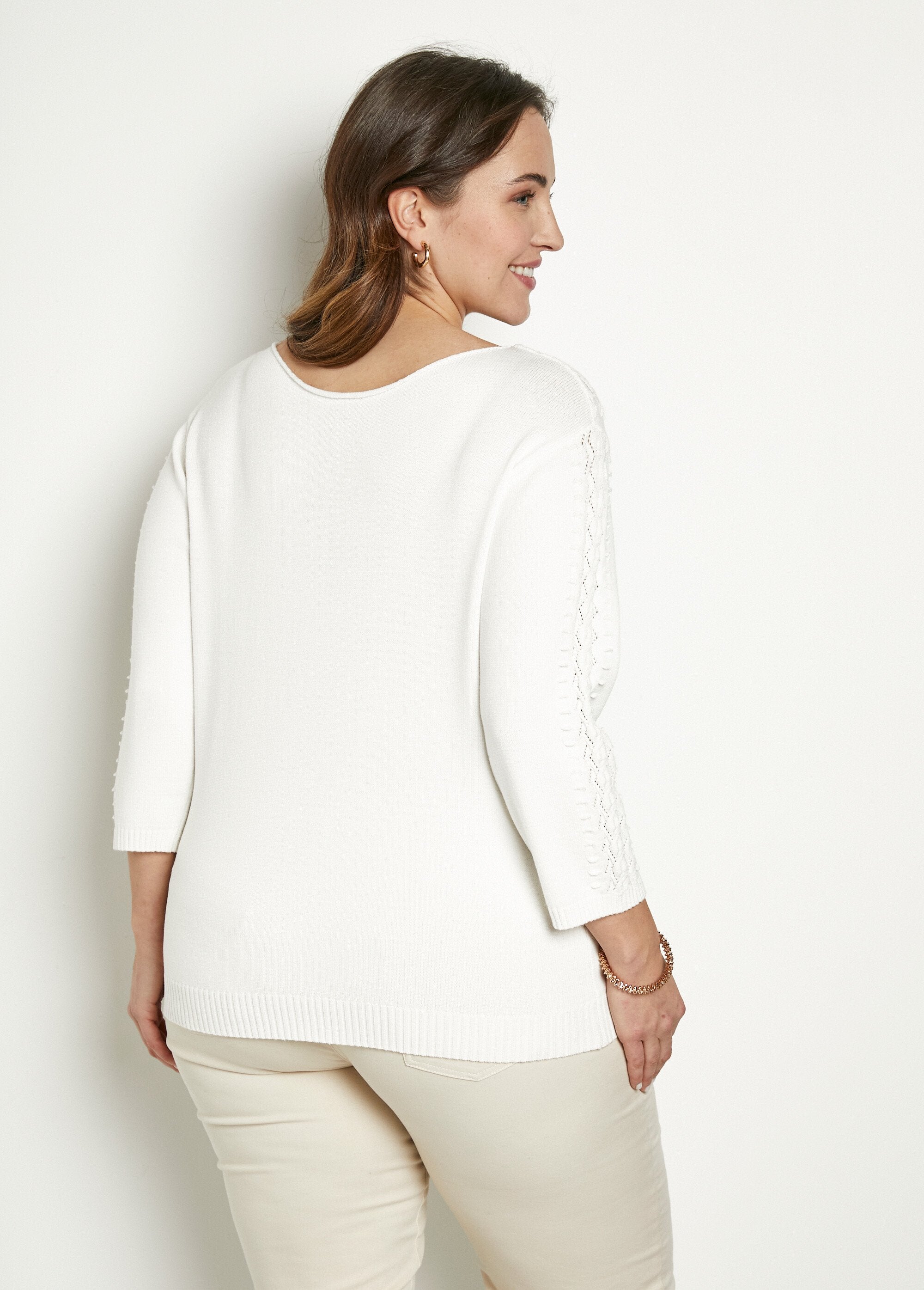 Morbido_maglione_tinta_unita_con_scollo_rotondo_in_maglia_fantasia_Ecru_DO1_curvy