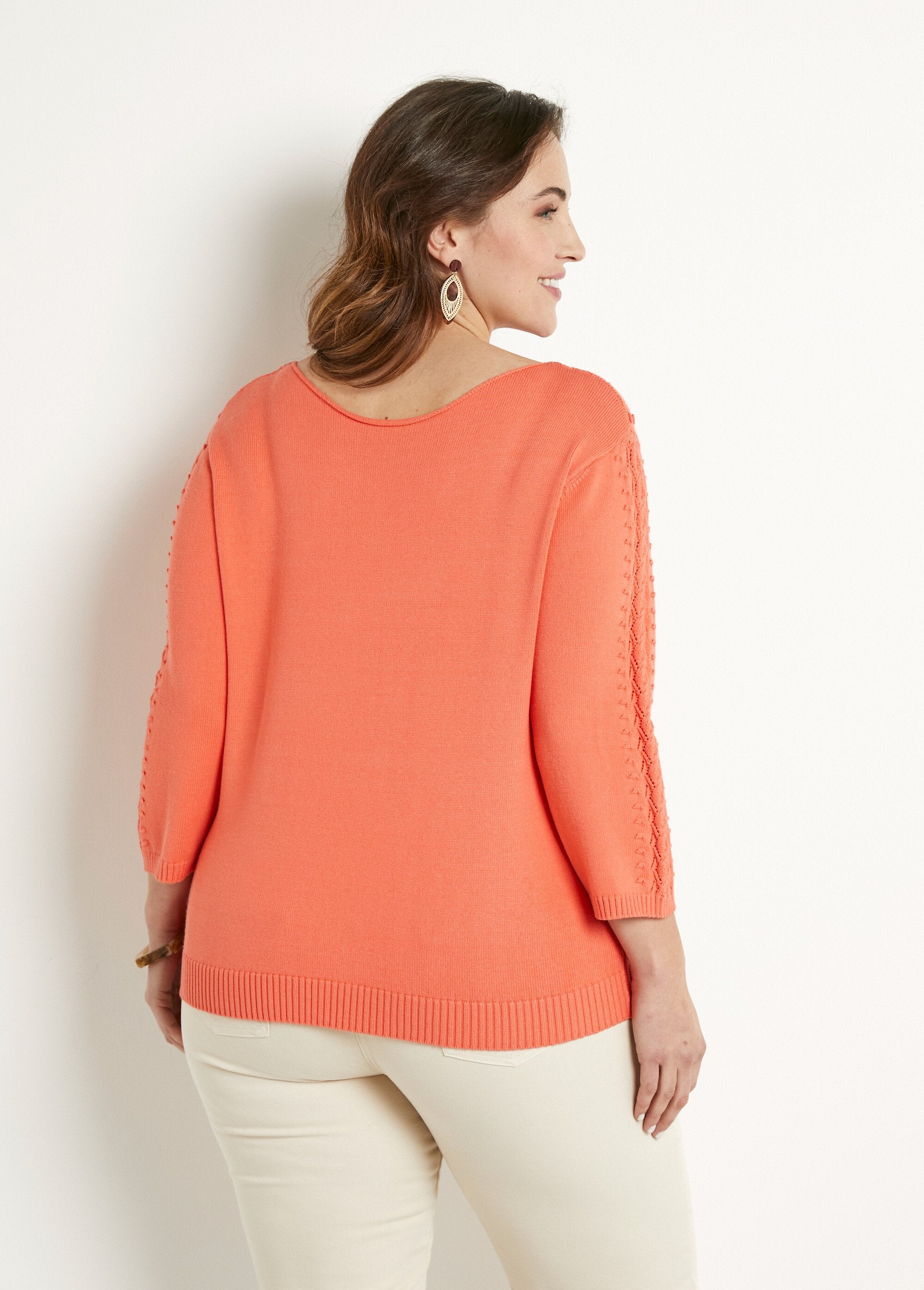 Morbido_maglione_tinta_unita_con_scollo_rotondo_in_maglia_fantasia_Capucine_DO1_curvy