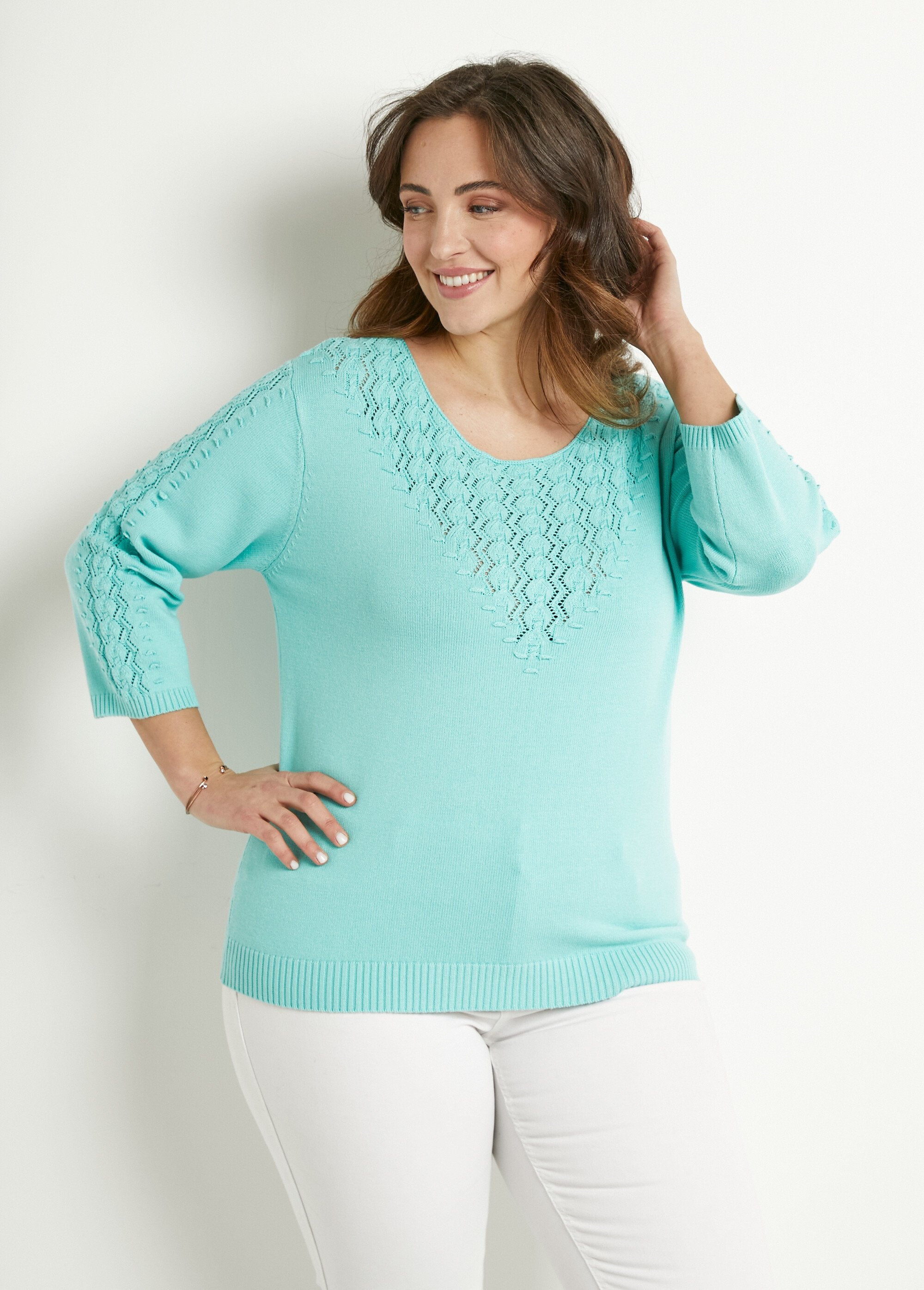 Morbido_maglione_tinta_unita_con_scollo_rotondo_in_maglia_fantasia_Aqua_FA2_curvy