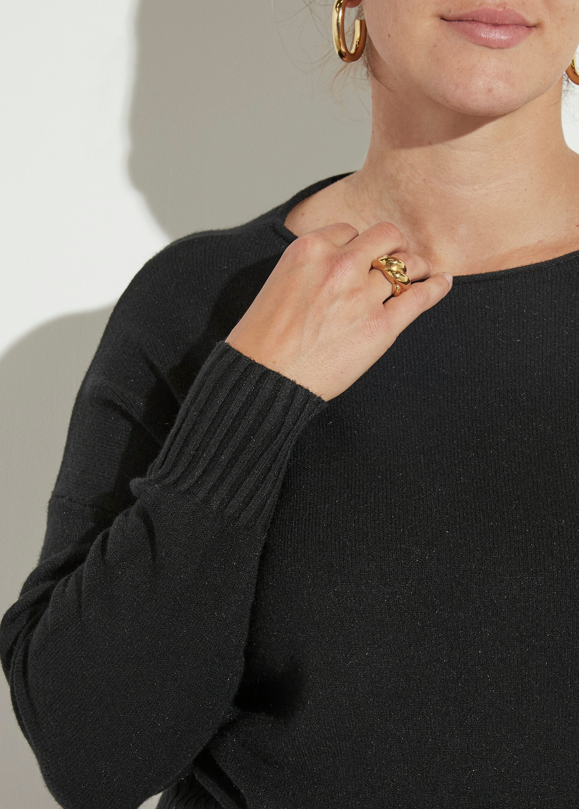 Maglia_con_scollo_a_barca_e_bordi_a_coste_Noir_DE1_curvy