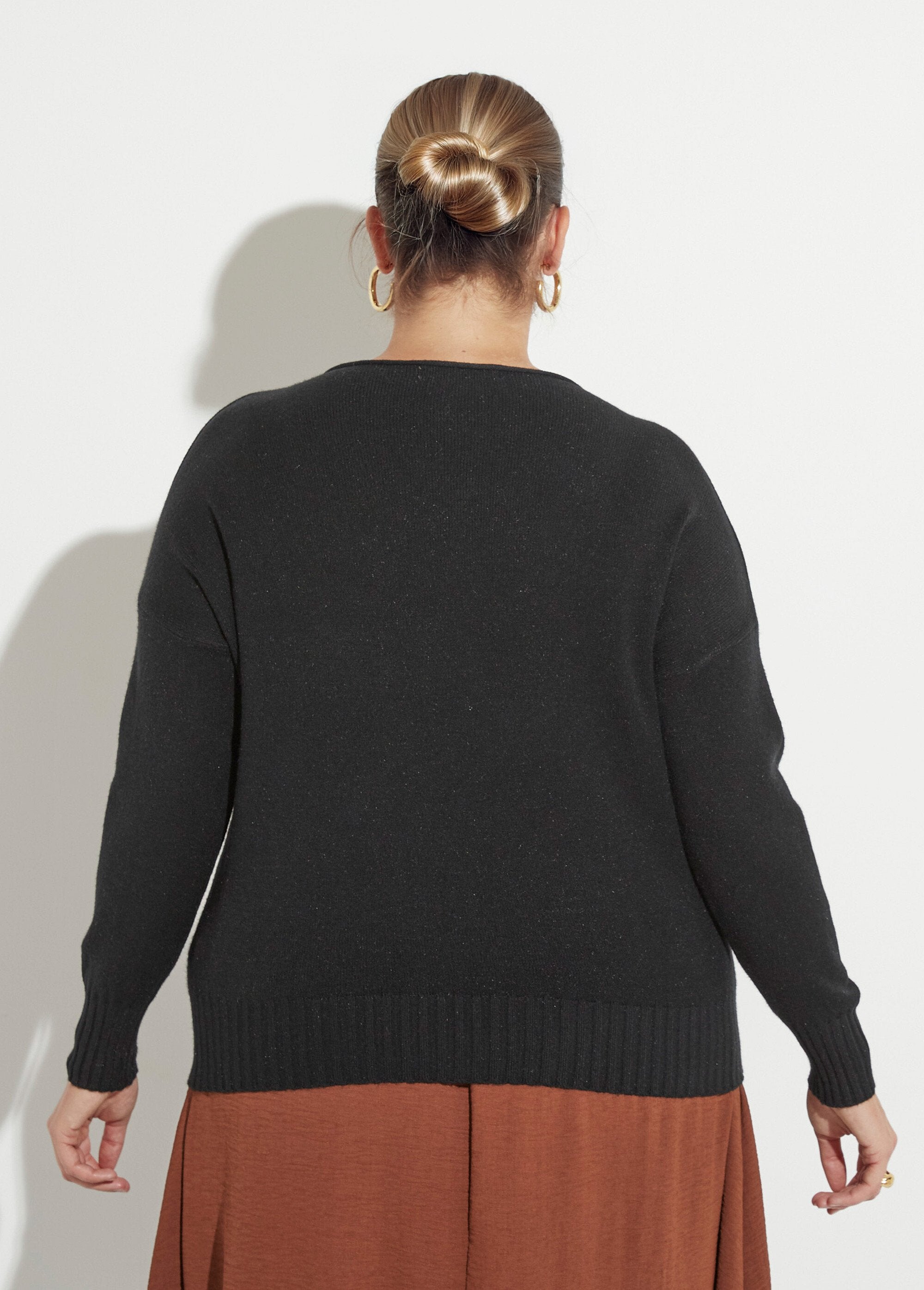 Maglia_con_scollo_a_barca_e_bordi_a_coste_Noir_DO1_curvy
