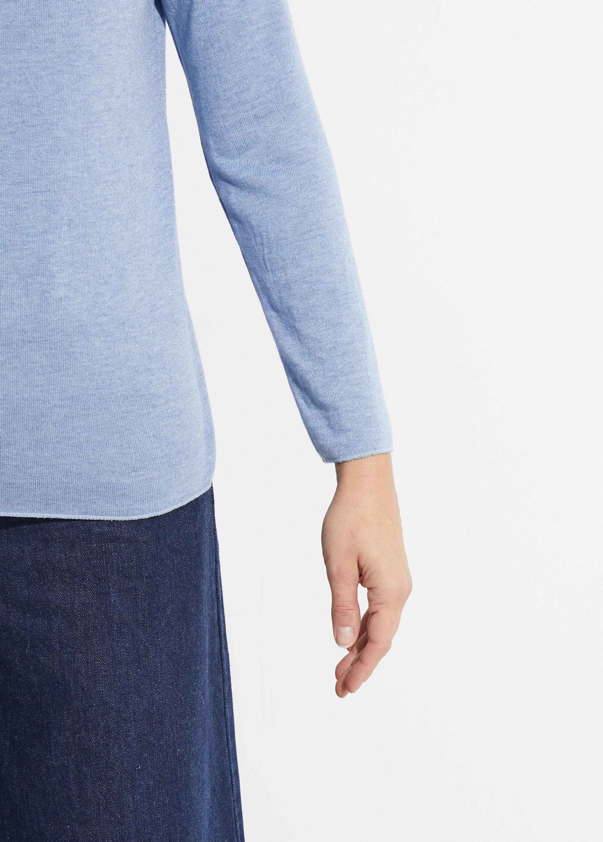 Maglione_sottile_in_angora_e_lana,_scollo_a_V_Bleu_jean_DE1_slim