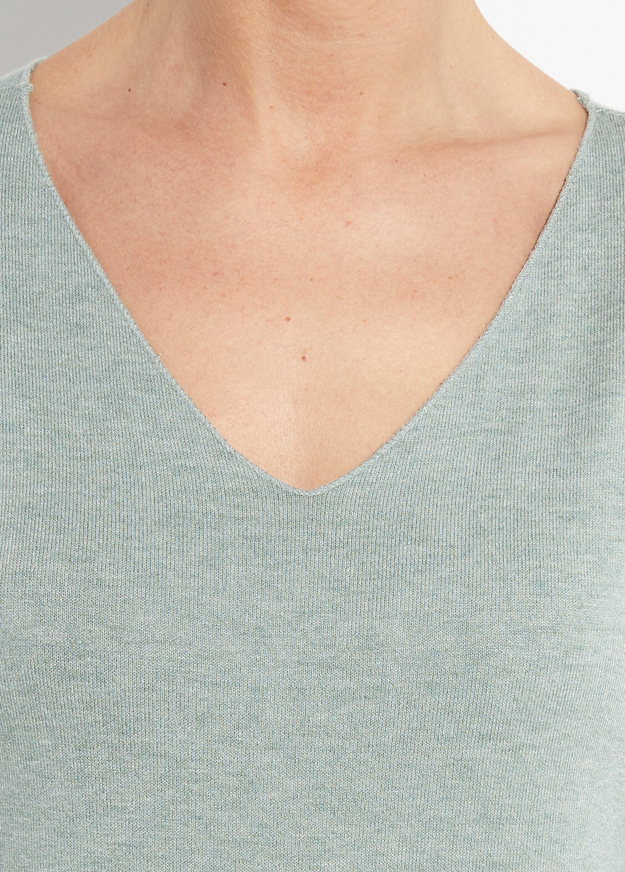 Maglione_sottile_in_angora_e_lana,_scollo_a_V_Vert_amande_DE1_slim