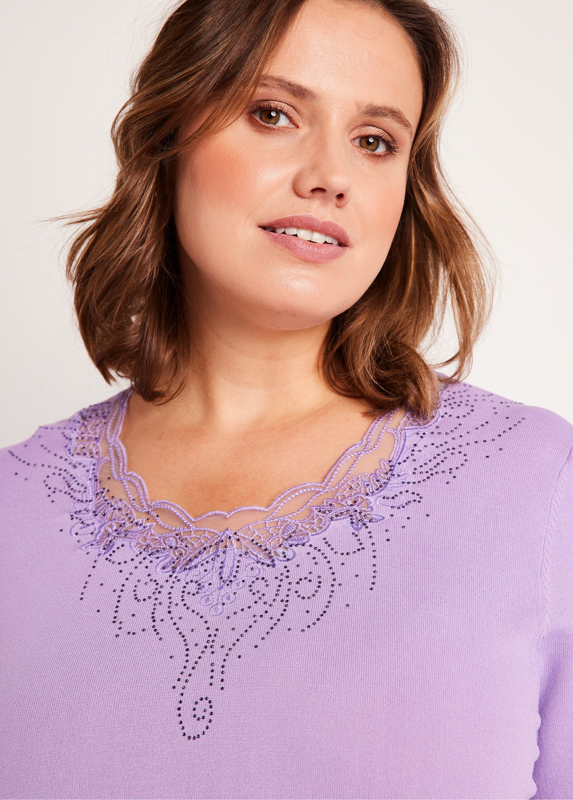 Maglia_a_maniche_corte_ricamata_sottile_Lilla_DE1_curvy