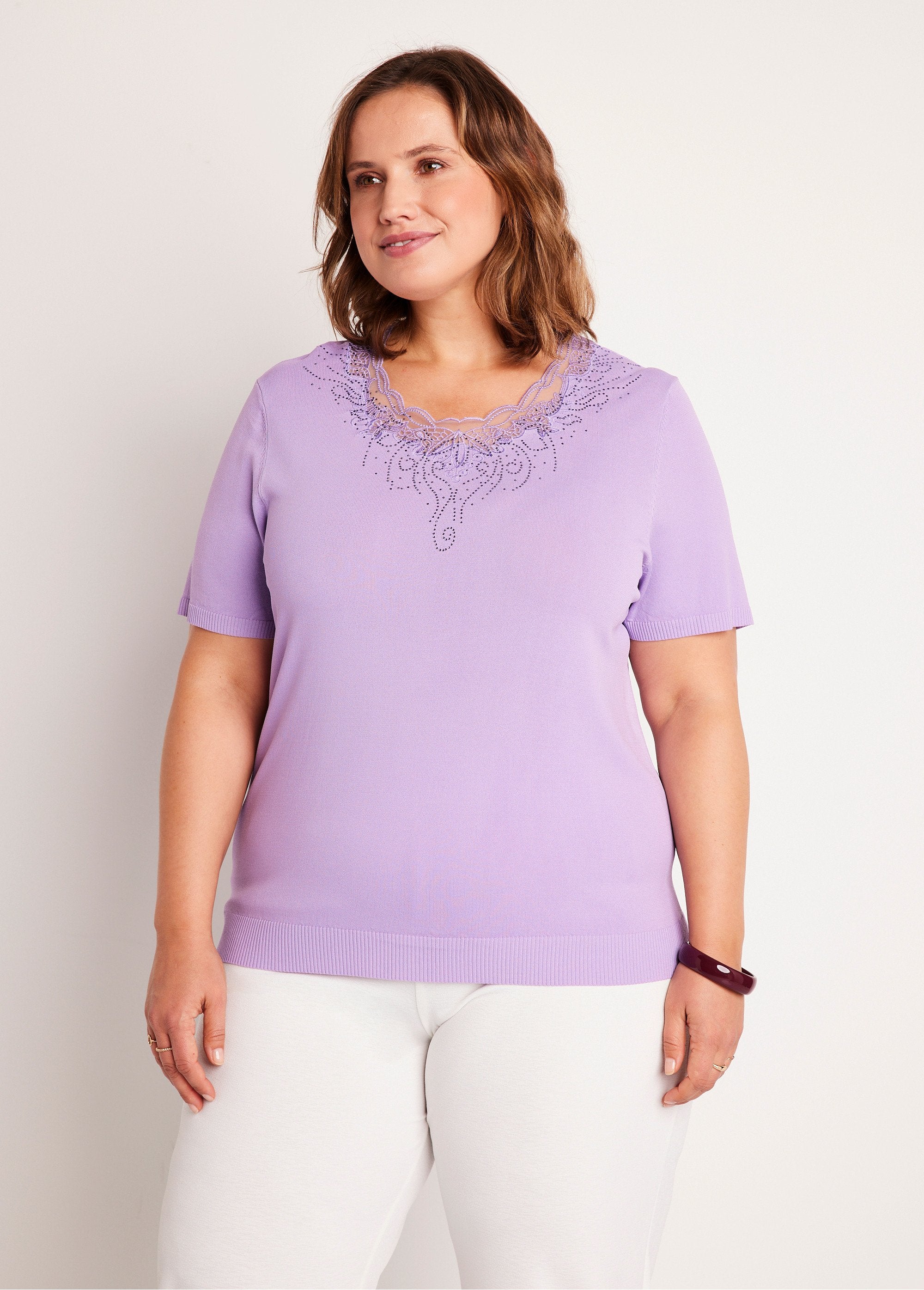 Maglia_a_maniche_corte_ricamata_sottile_Lilla_FA1_curvy