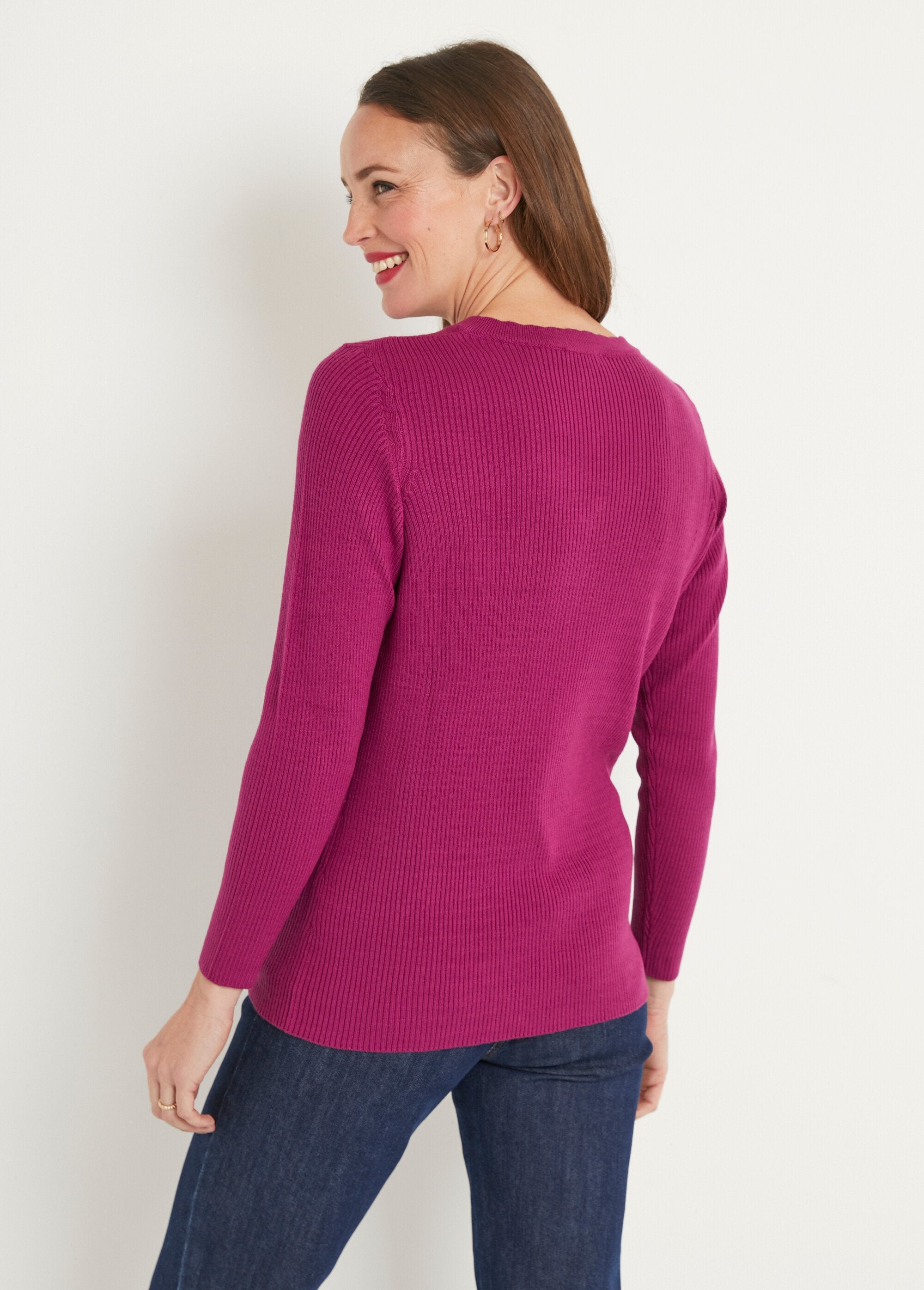 Maglione_a_coste_sottili_con_scollo_a_V_Cyclamen_DO1_slim