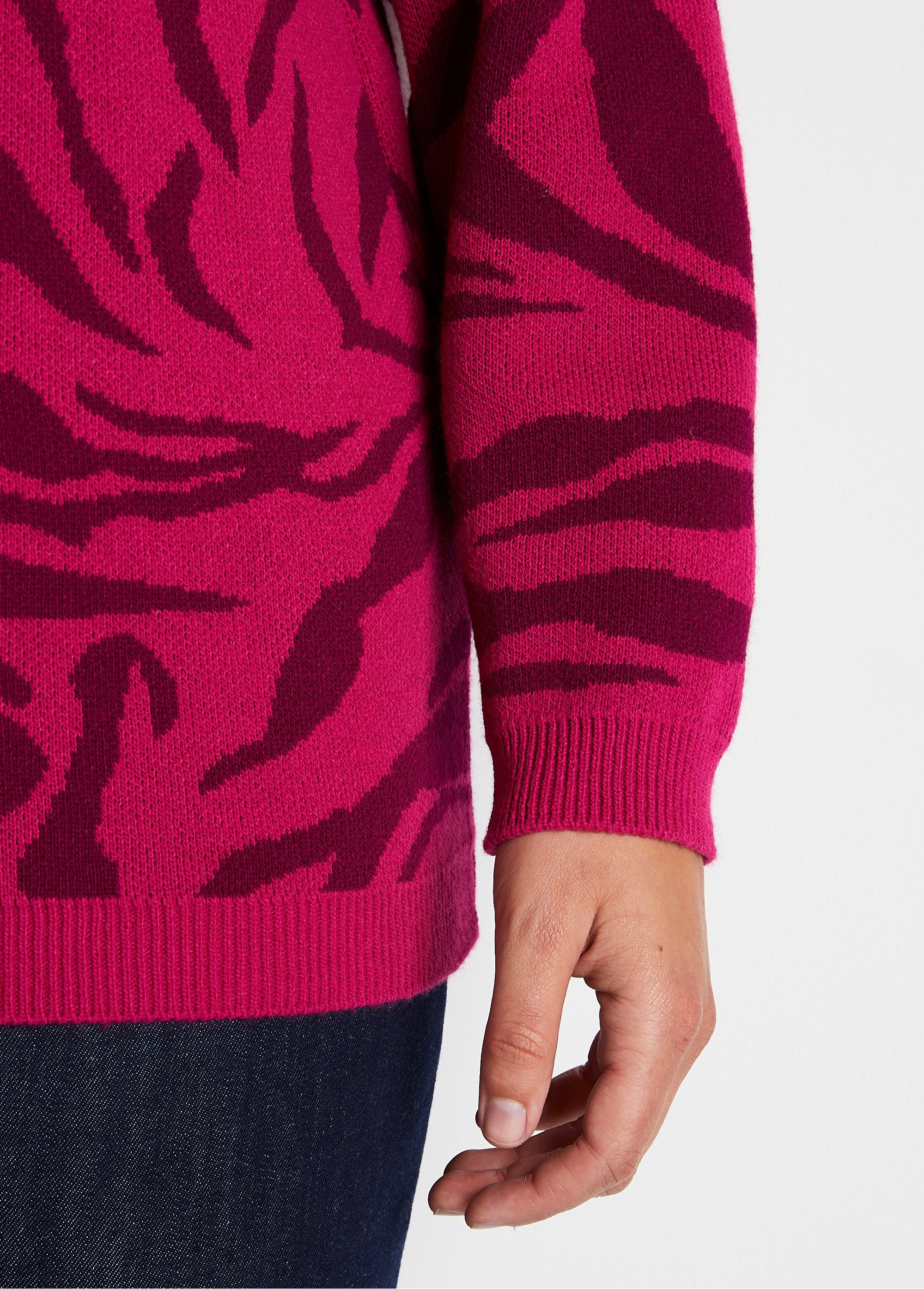 Morbido_maglione_zebrato_jacquard_con_scollo_rotondo_Fucsia_e_ribes_nero_DE2_curvy