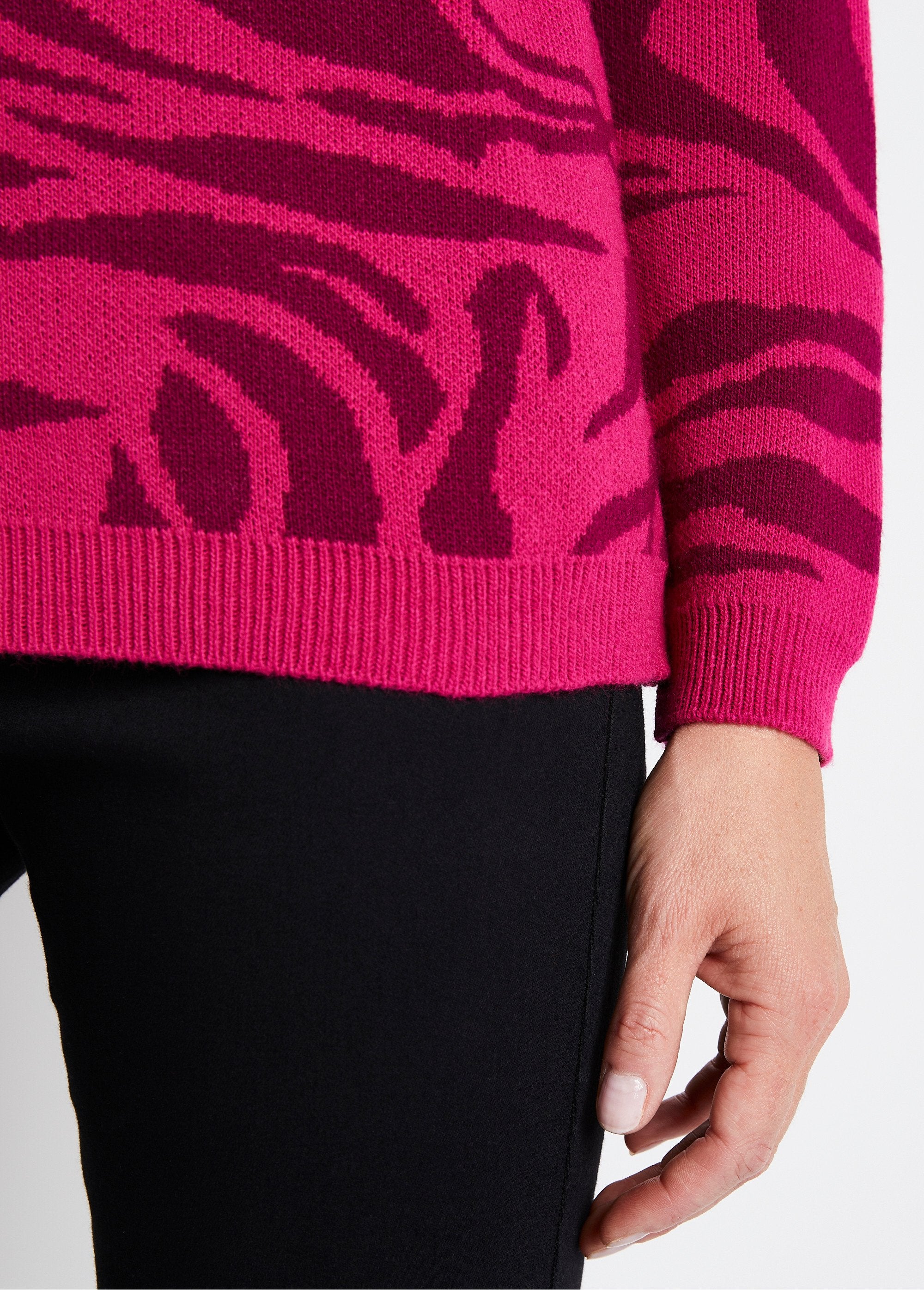 Morbido_maglione_zebrato_jacquard_con_scollo_rotondo_Fucsia_e_ribes_nero_DE2_slim