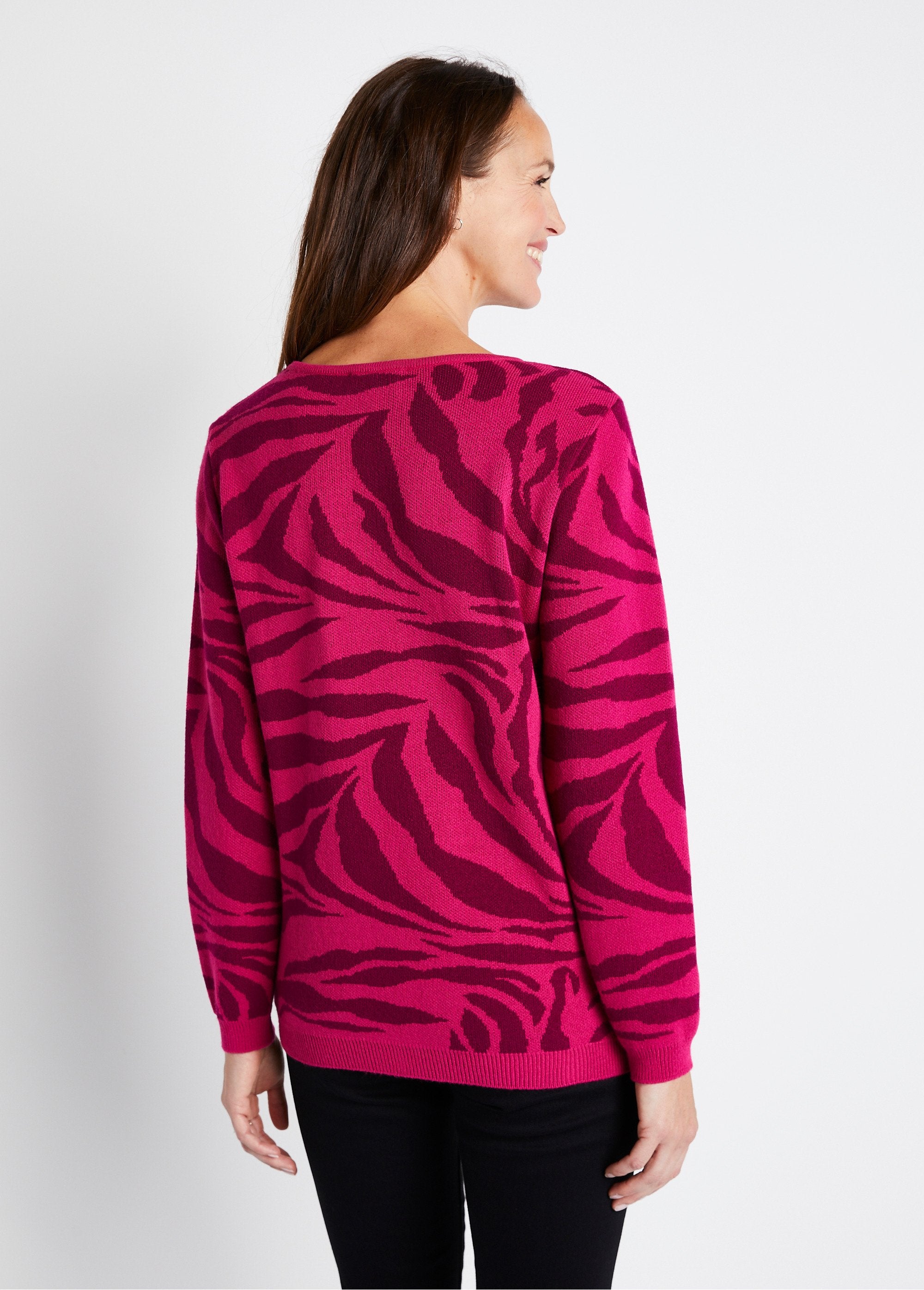 Morbido_maglione_zebrato_jacquard_con_scollo_rotondo_Fucsia_e_ribes_nero_DO1_slim