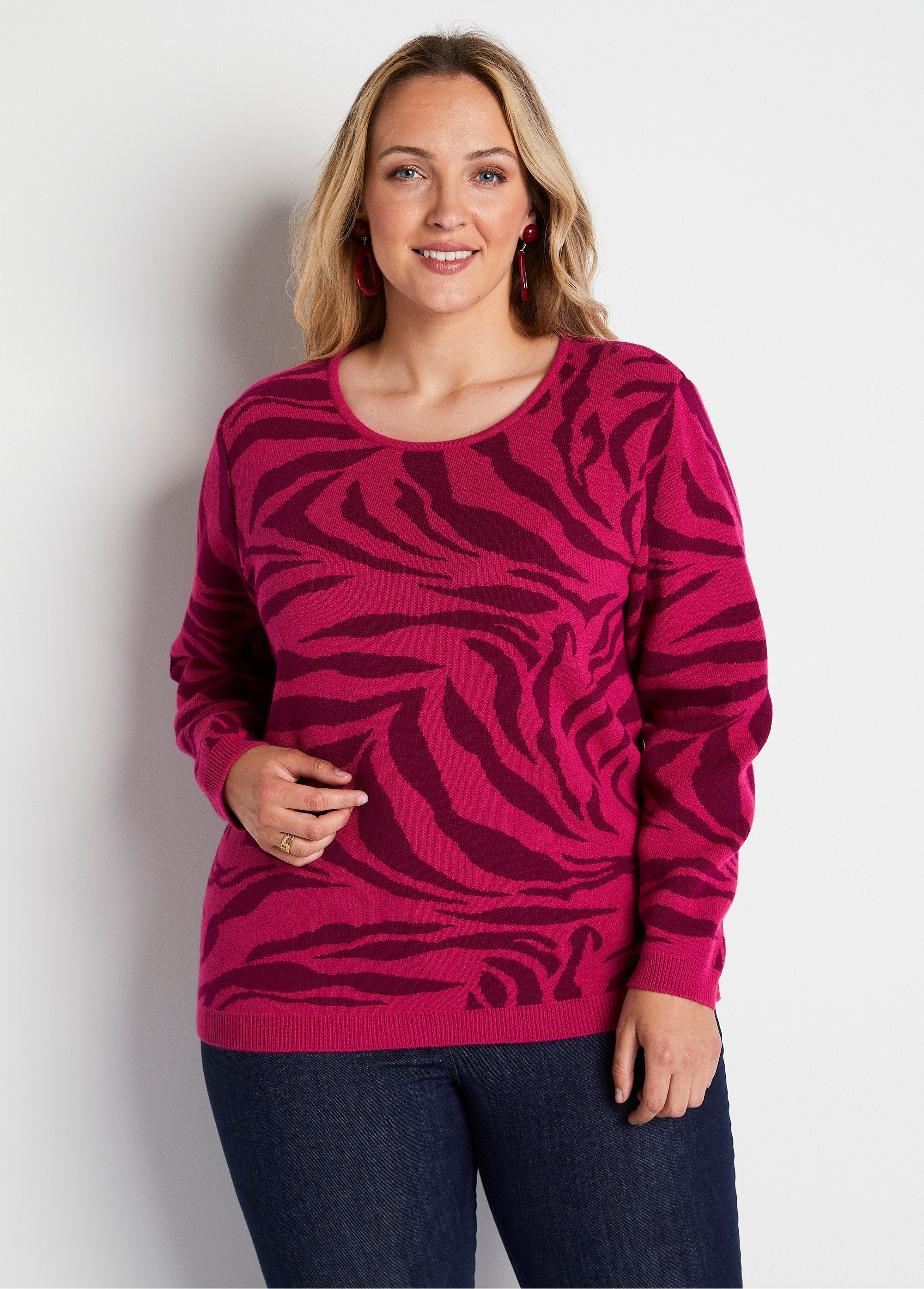 Morbido_maglione_zebrato_jacquard_con_scollo_rotondo_Fucsia_e_ribes_nero_FA1_curvy