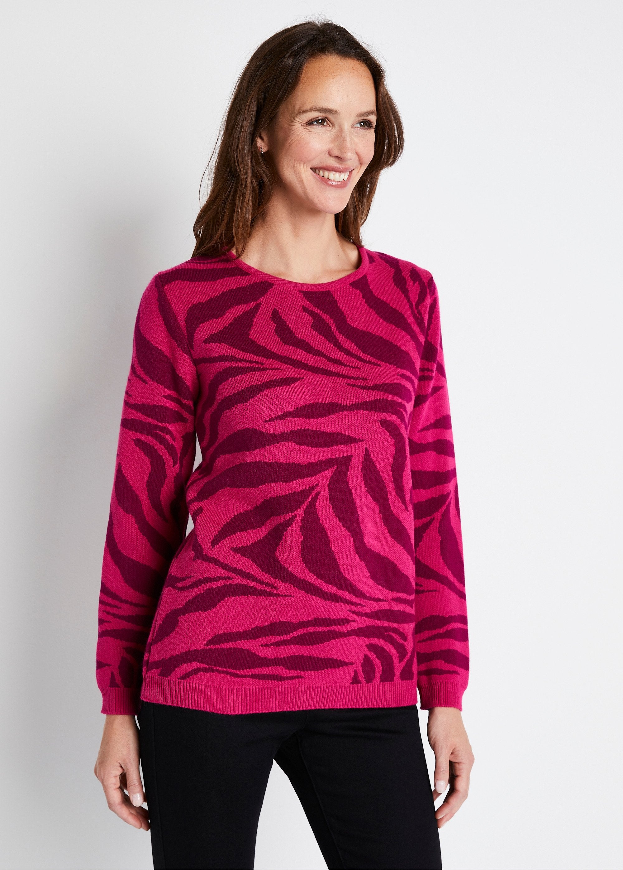 Morbido_maglione_zebrato_jacquard_con_scollo_rotondo_Fucsia_e_ribes_nero_FA1_slim