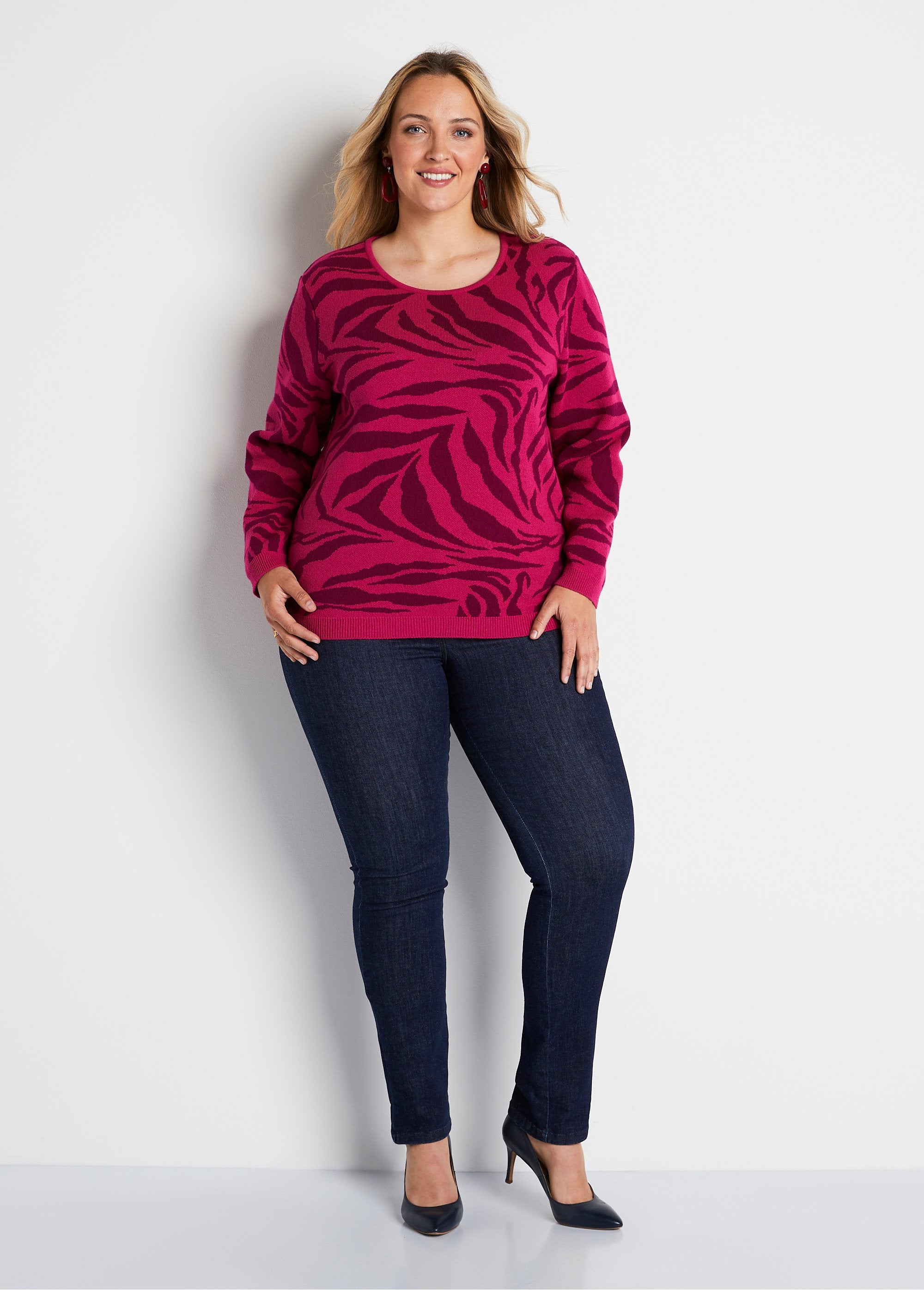 Morbido_maglione_zebrato_jacquard_con_scollo_rotondo_Fucsia_e_ribes_nero_SF1_curvy