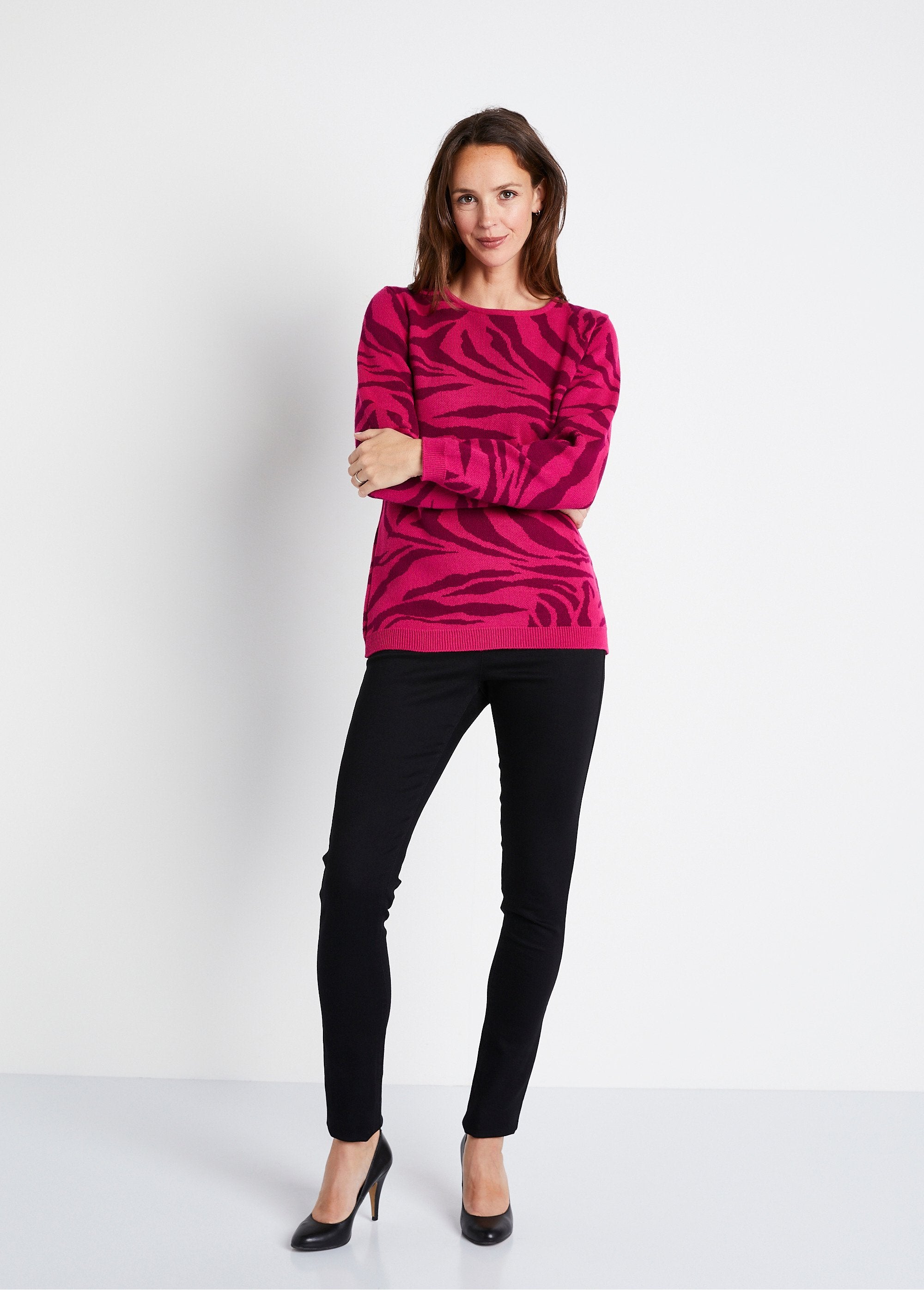 Morbido_maglione_zebrato_jacquard_con_scollo_rotondo_Fucsia_e_ribes_nero_SF1_slim