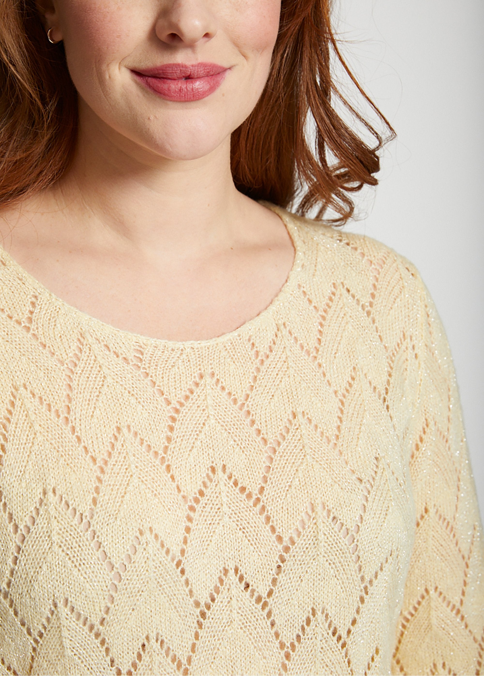 Maglia_traforata_con_fibre_riciclate_Vanille_DE2_curvy