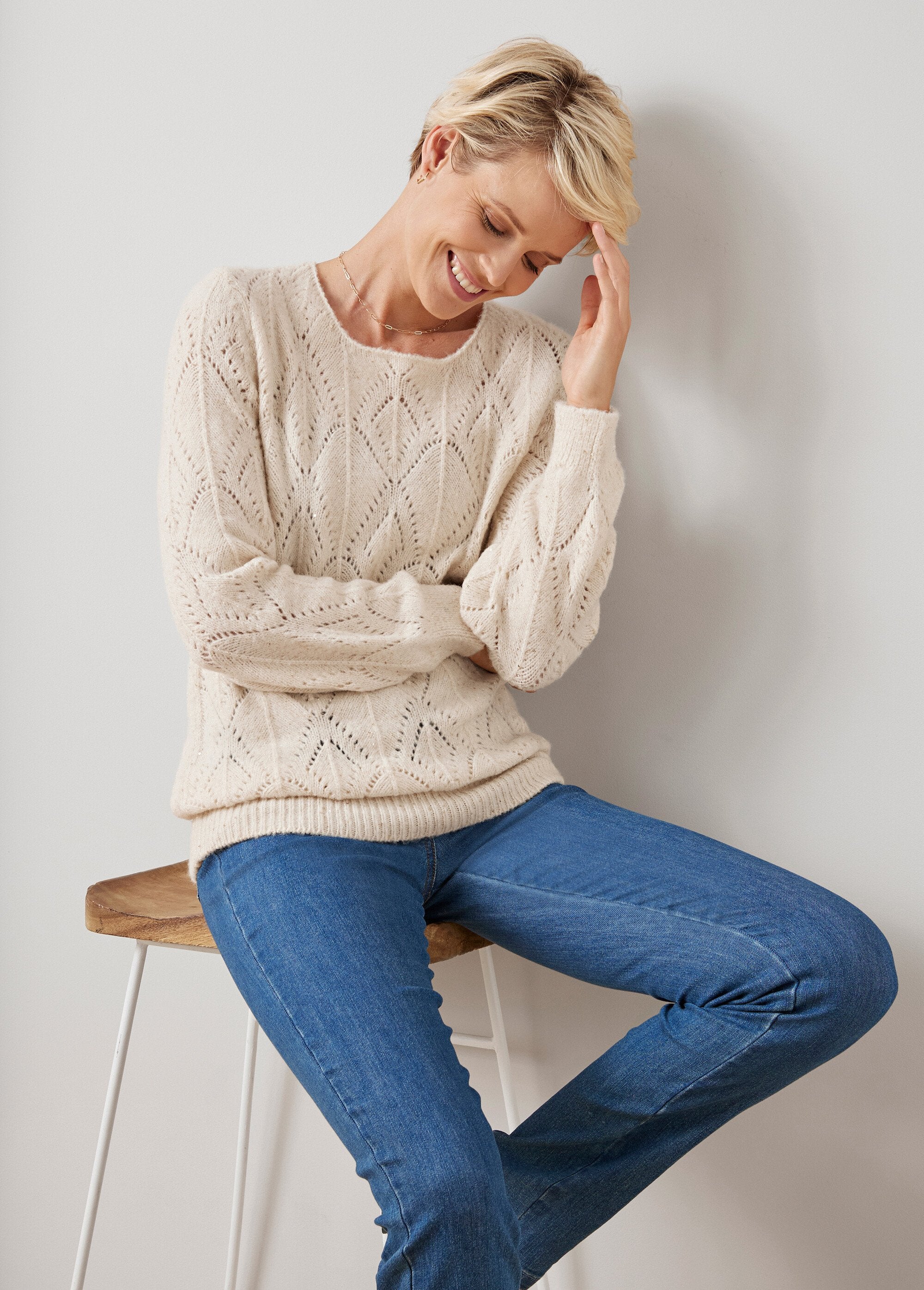 Scintillante_maglione_traforato_con_scollo_rotondo_Sable_DR1_slim