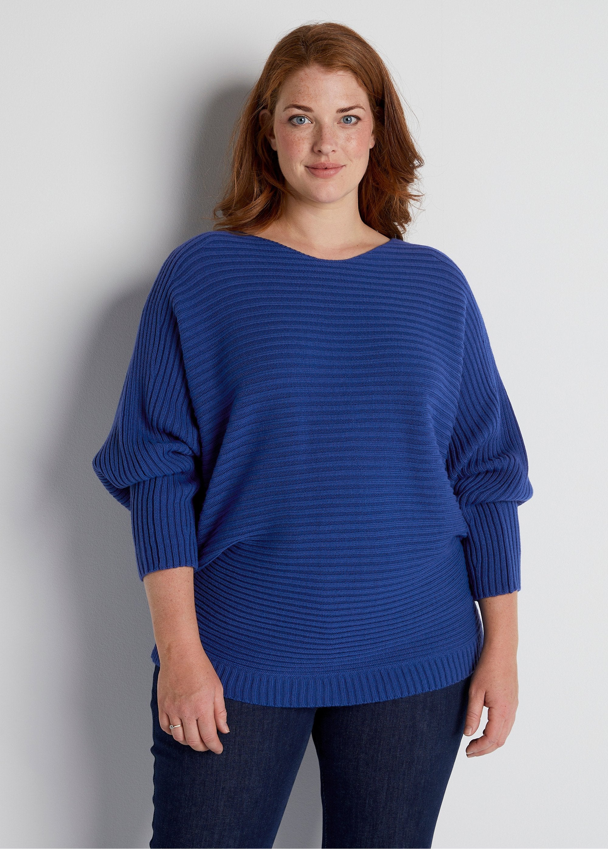 Maglia_a_coste_con_maniche_a_pipistrello_BLU_FA1_curvy