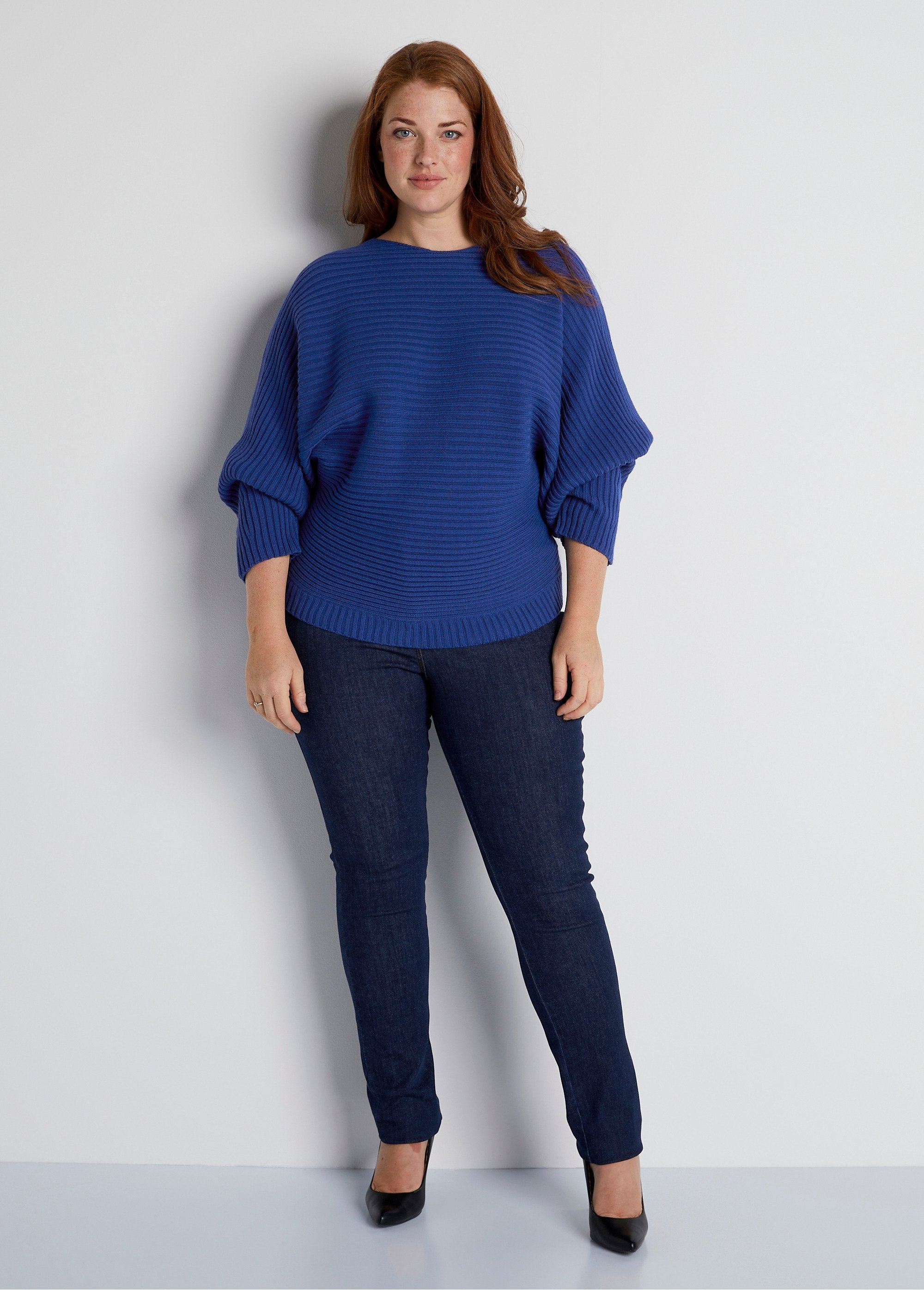 Maglia_a_coste_con_maniche_a_pipistrello_BLU_SF1_curvy