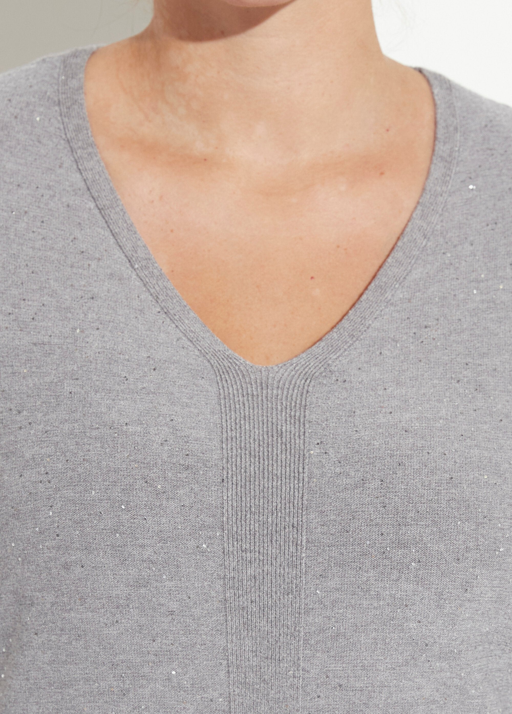 Maglia_a_maglia_fine_con_mini_paillettes_Gris_DE1_curvy
