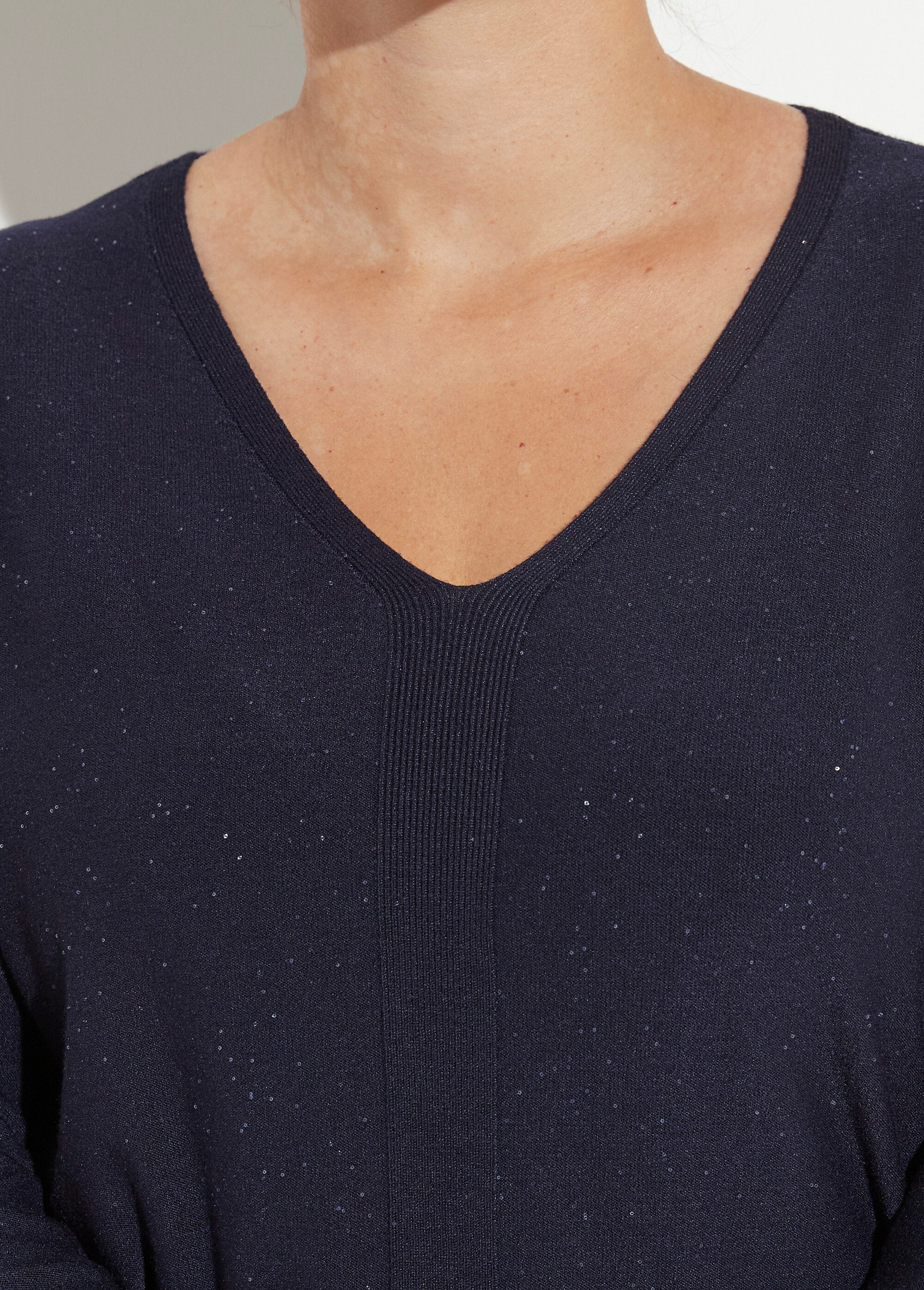 Maglia_a_maglia_fine_con_mini_paillettes_Marine_DE1_curvy