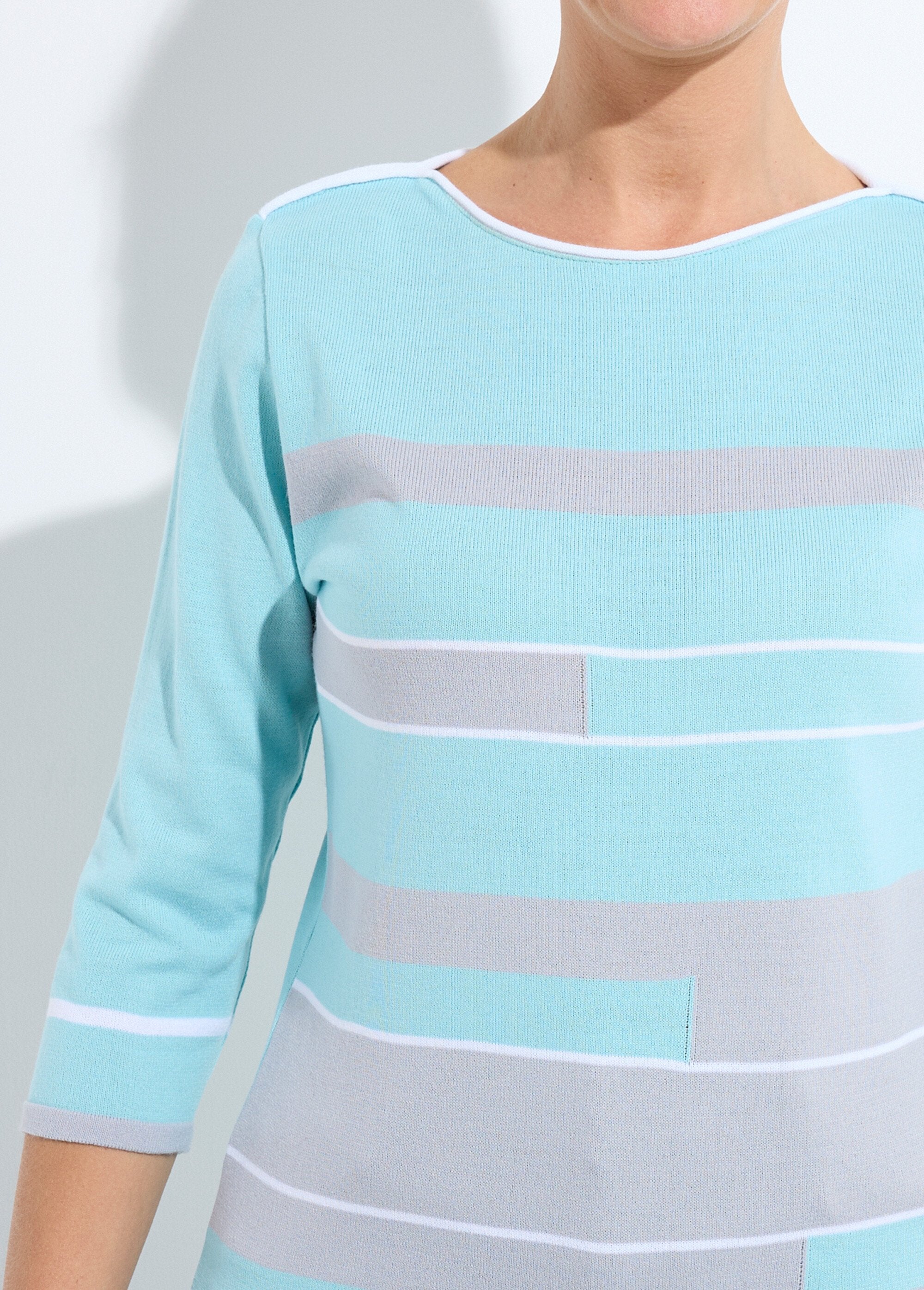 Maglia_con_scollo_a_barchetta_in_jacquard_con_maniche_a_3/4_e_strisce_sul_davanti_Aqua_et_gris_DE1_slim