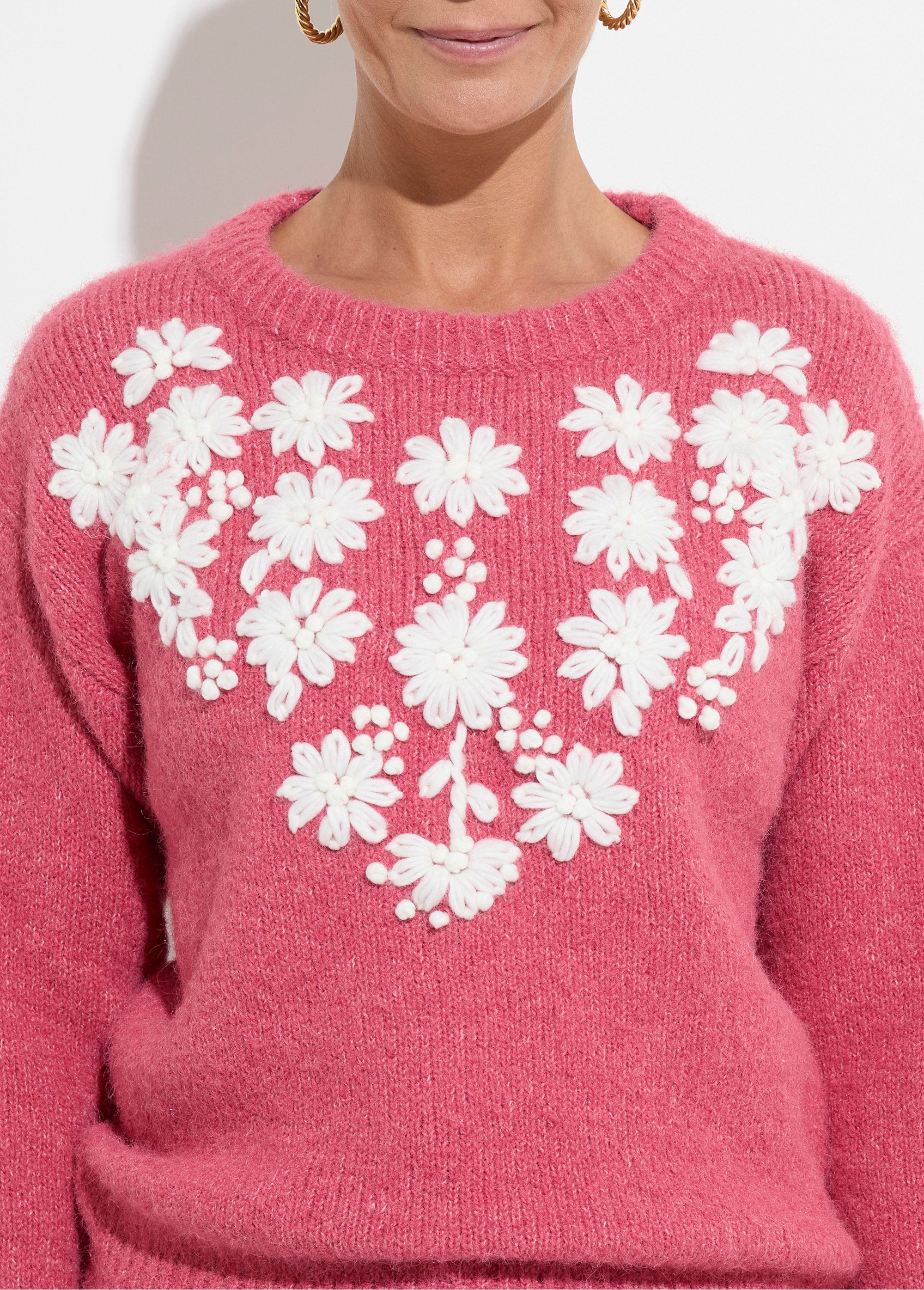 Morbido_maglione_a_girocollo_con_fiori_ricamati_Rose_DE1_slim