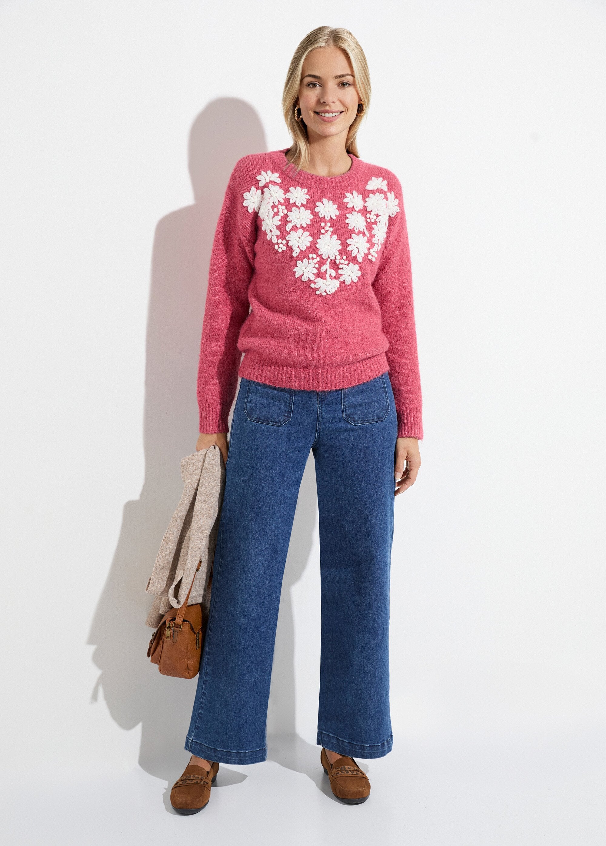 Morbido_maglione_a_girocollo_con_fiori_ricamati_Rose_SF1_slim