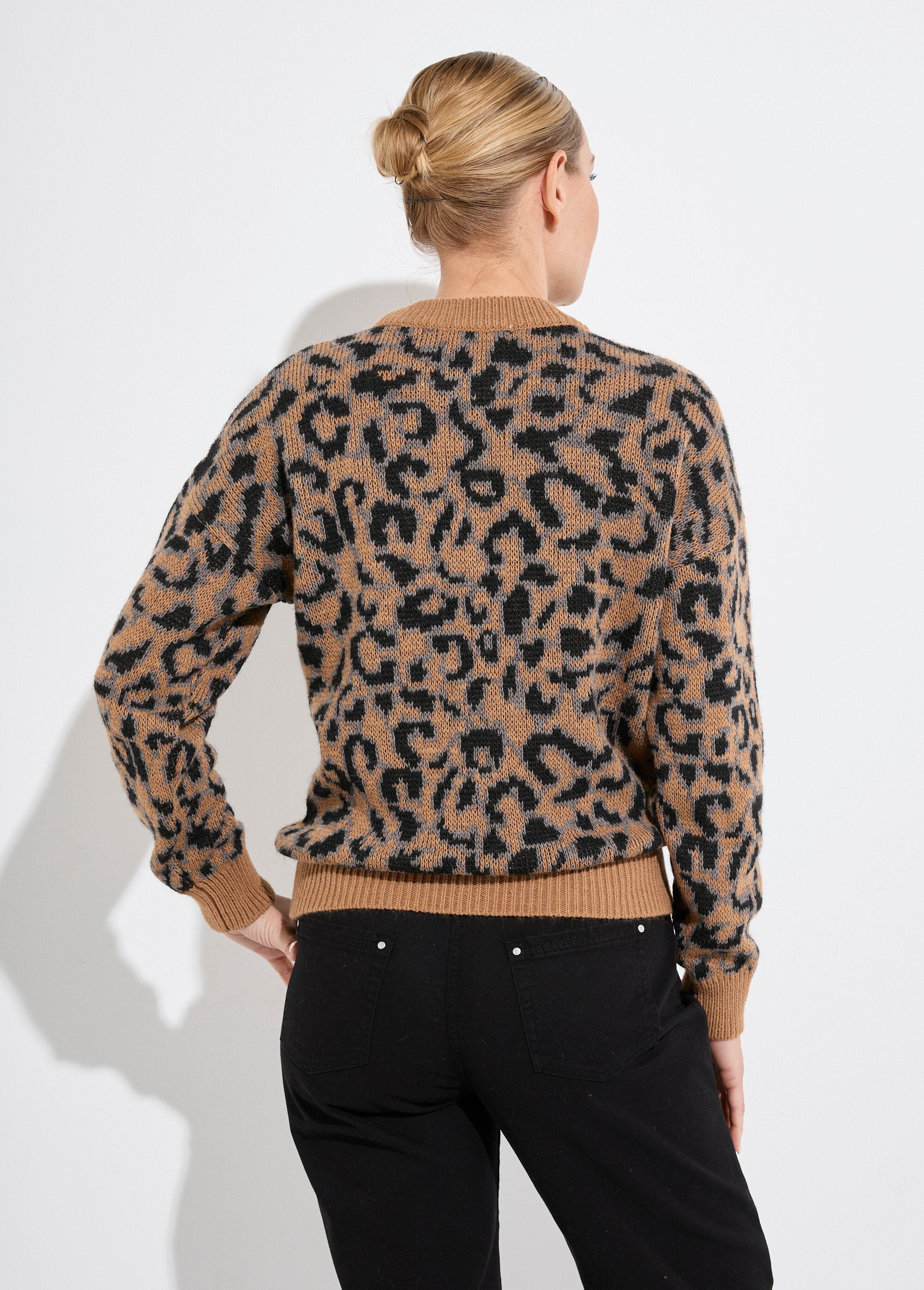 Maglia_leopardata,_collo_alto,_maniche_lunghe_Camel_et_noir_DO1_slim