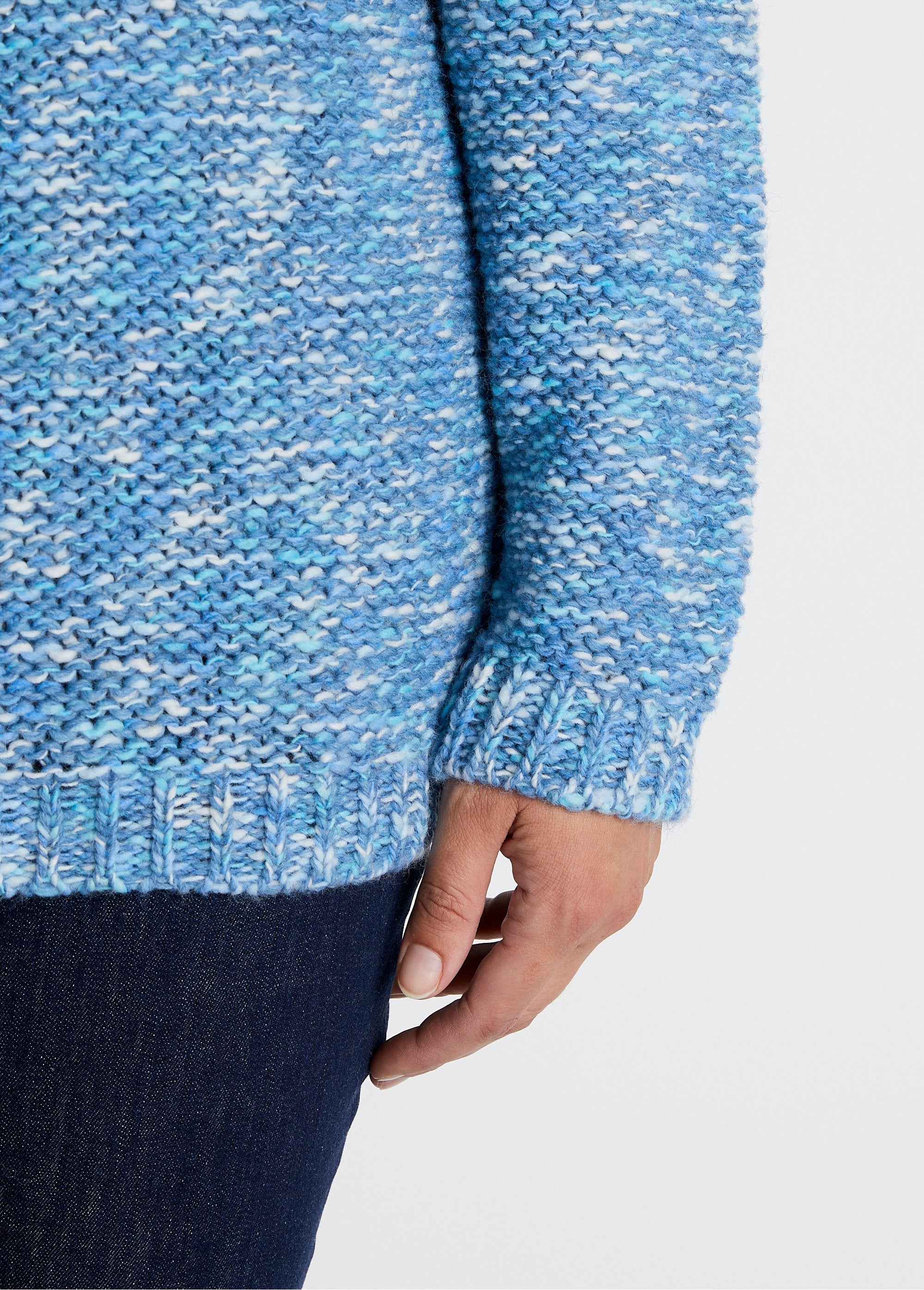 Maglione_sagomato_con_scollo_rotondo_in_lana_e_alpaca_Blu_ed_ecru_DE2_curvy