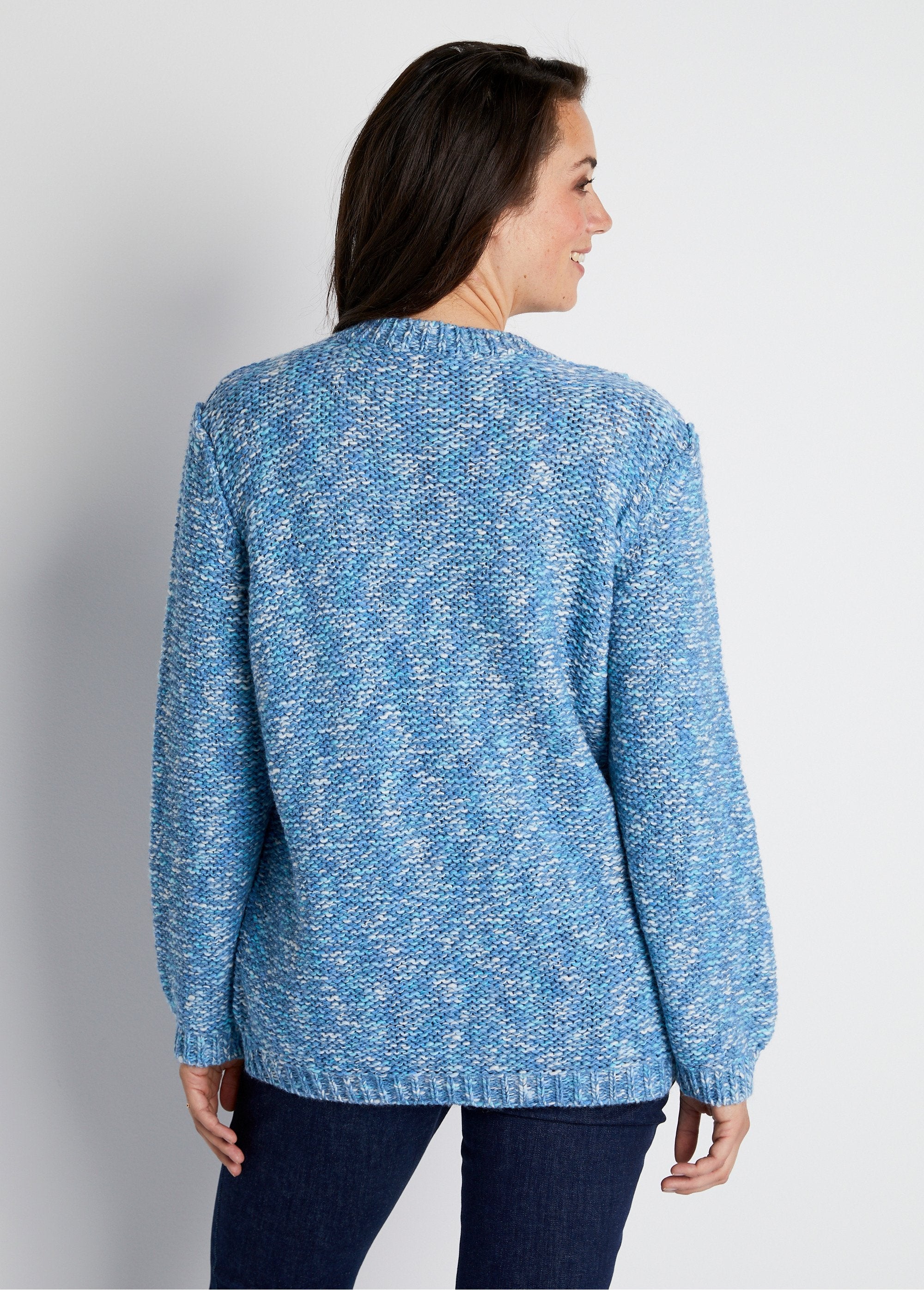 Maglione_sagomato_con_scollo_rotondo_in_lana_e_alpaca_Blu_ed_ecru_DO1_curvy