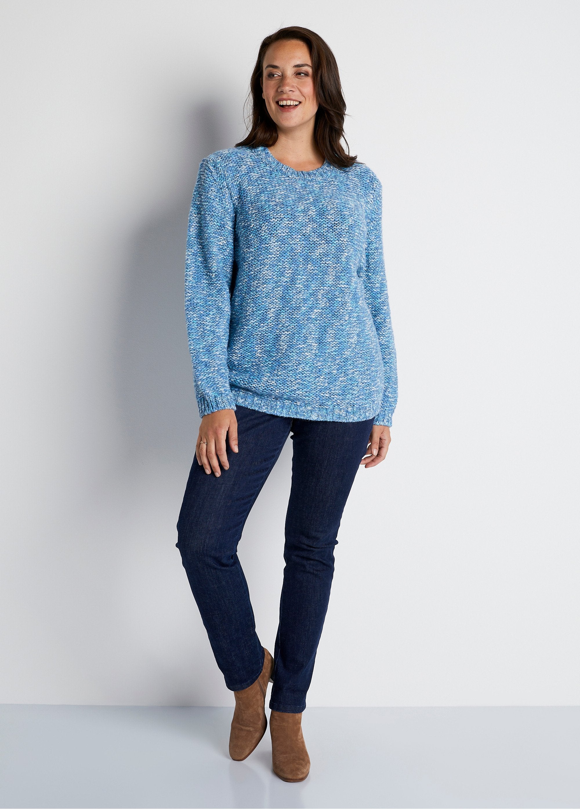 Maglione_sagomato_con_scollo_rotondo_in_lana_e_alpaca_Blu_ed_ecru_SF1_curvy