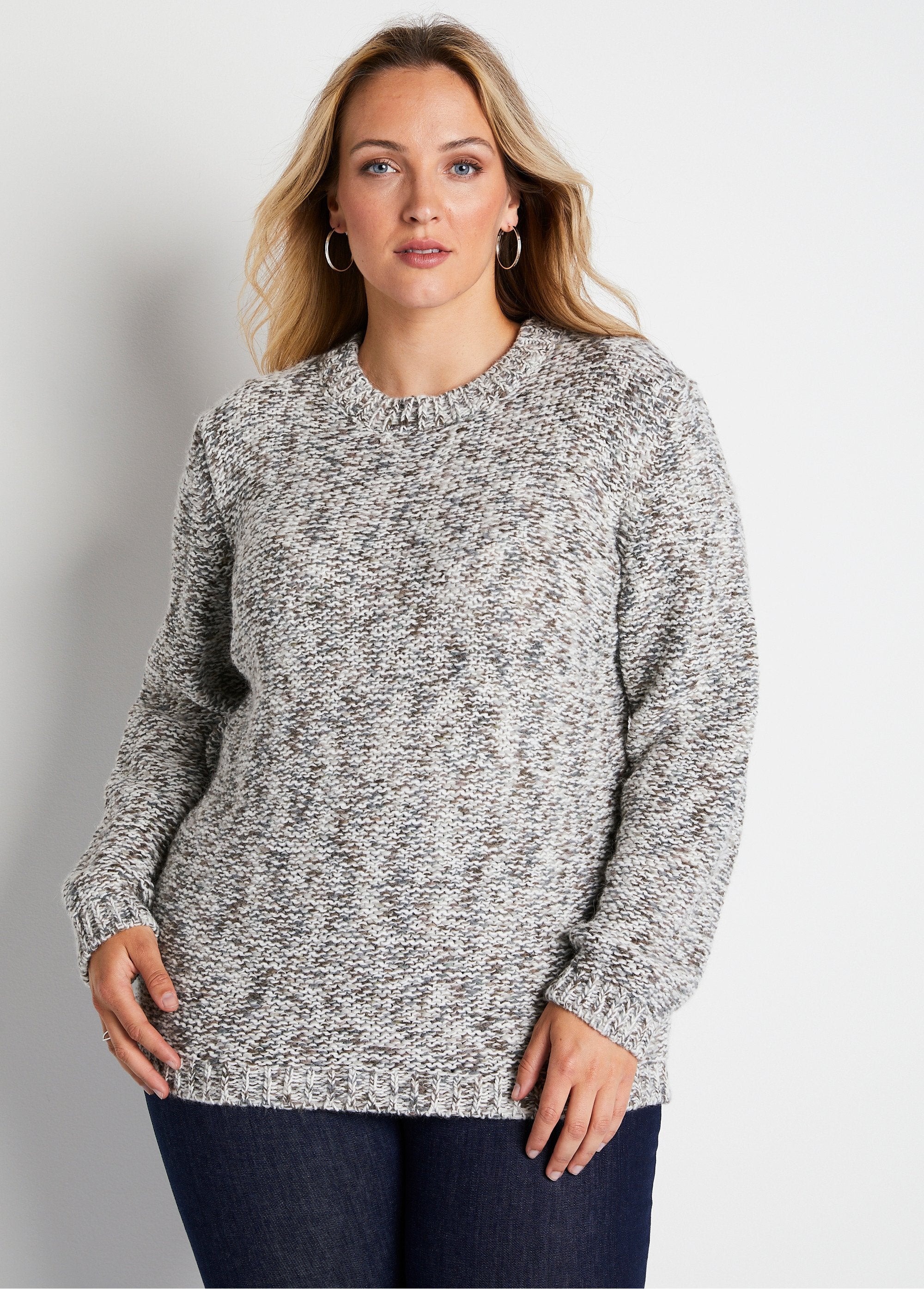 Maglione_sagomato_con_scollo_rotondo_in_lana_e_alpaca_Ecru_e_beige_FA1_curvy