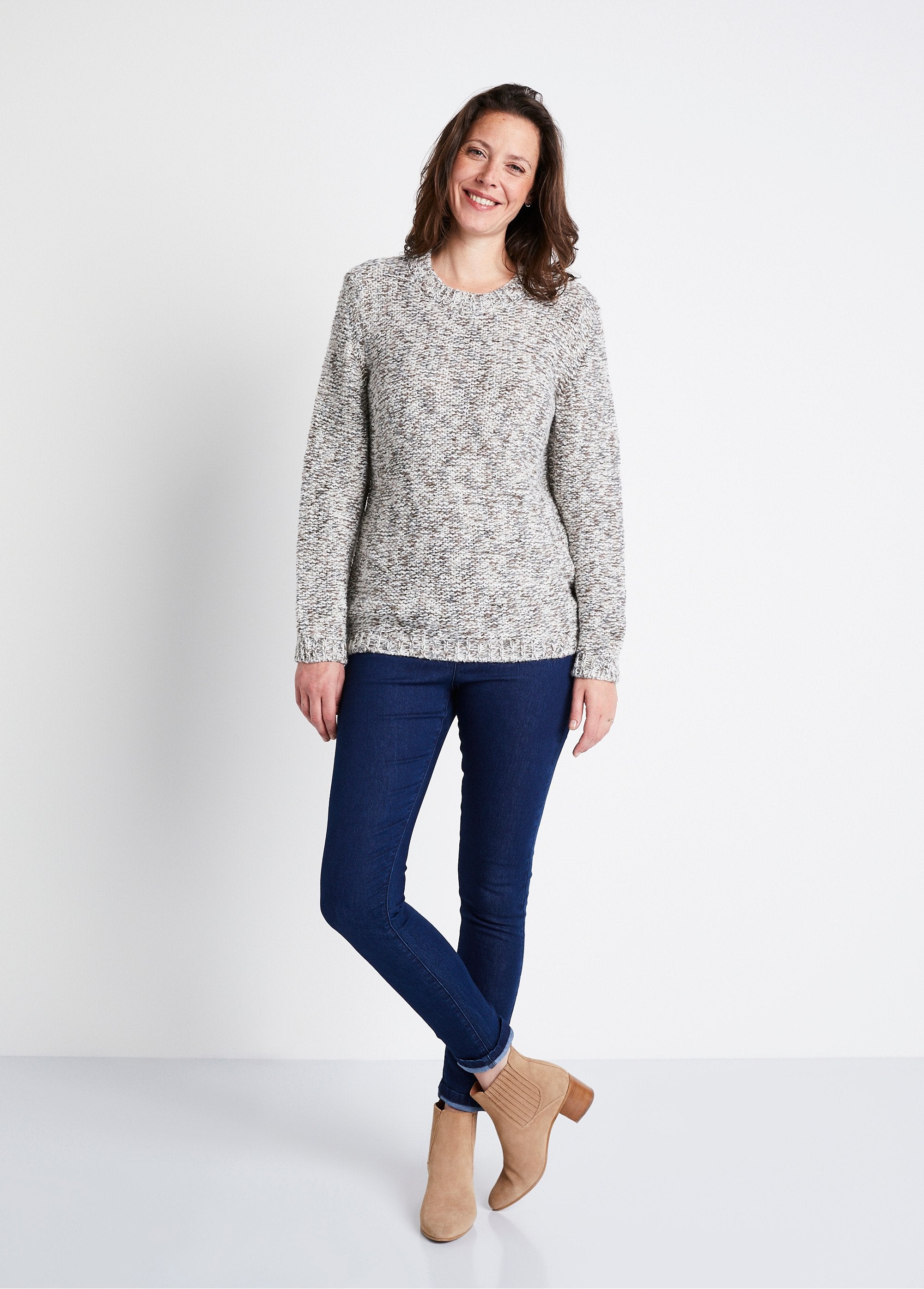 Maglione_sagomato_con_scollo_rotondo_in_lana_e_alpaca_Ecru_e_beige_SF1_slim