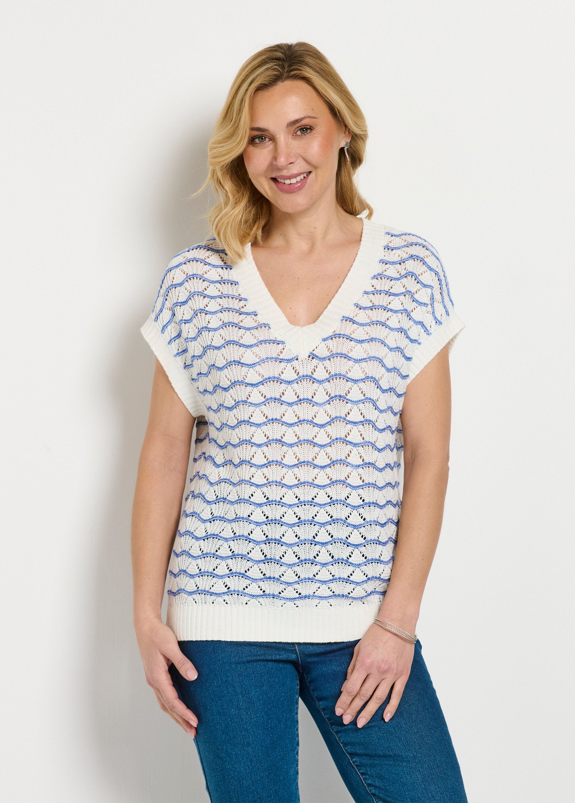 Maglia_bicolore_traforata_con_scollo_a_V_e_senza_maniche_Ecru_et_bleu_FA1_slim
