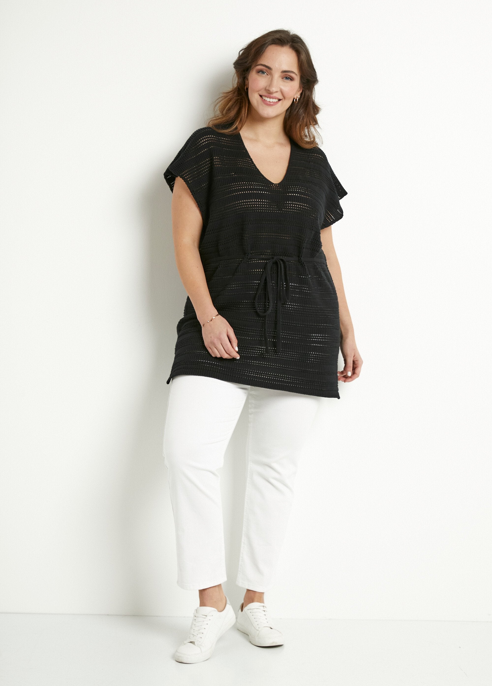 Maglia-tunica_lunga_traforata_con_scollo_a_V_in_cotone_da_spiaggia_Noir_SF1_curvy