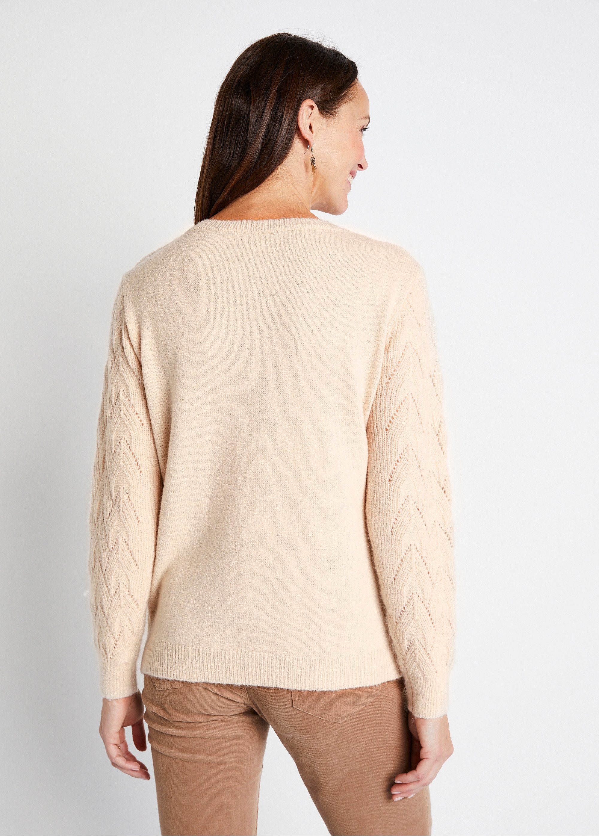 Morbido_maglione_tinta_unita_con_scollo_rotondo_in_maglia_fantasia_Beige_DO1_slim