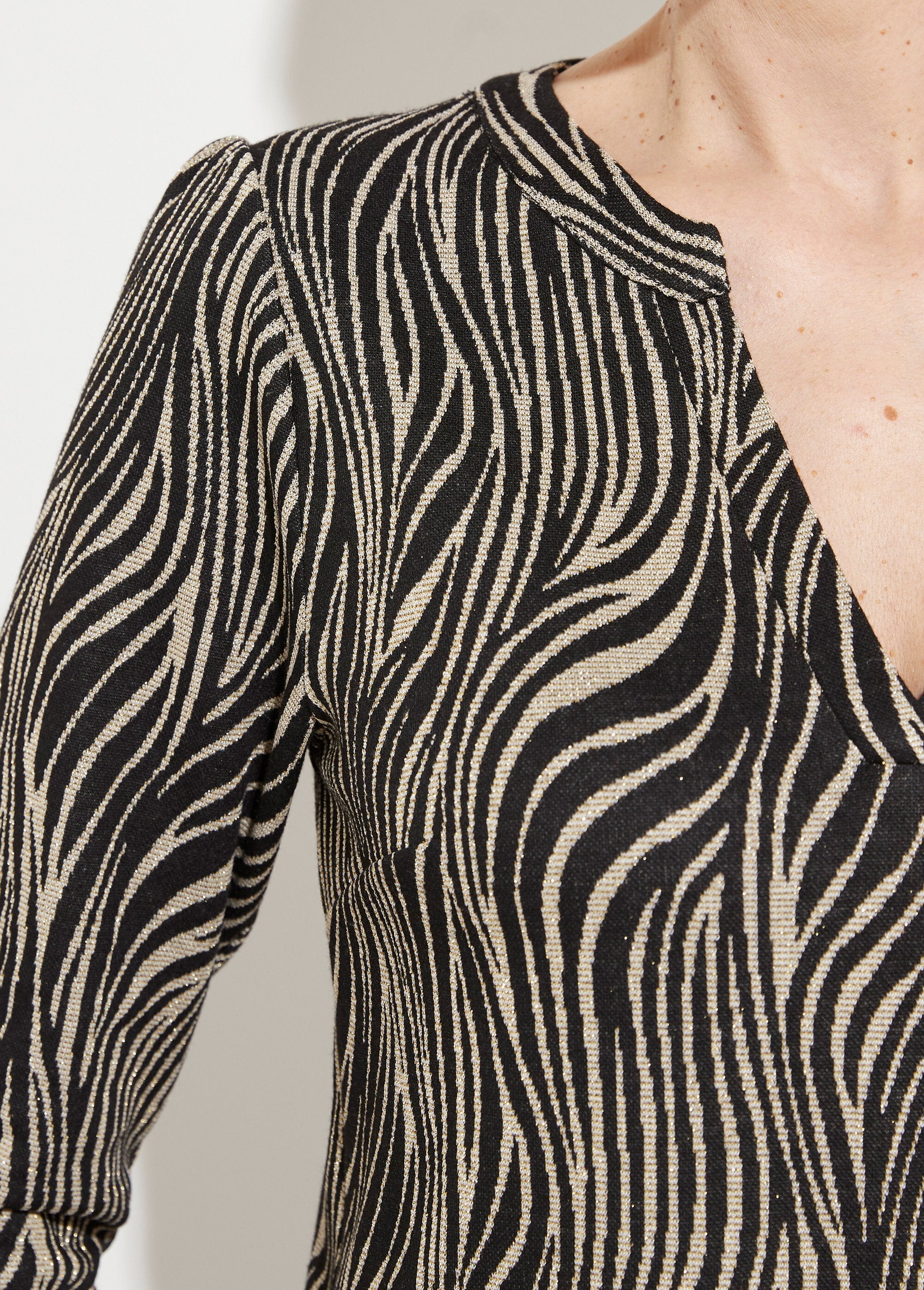 Abito_corto_e_ampio_in_jacquard_zebrato_Noir_et_blanc_DE2_slim