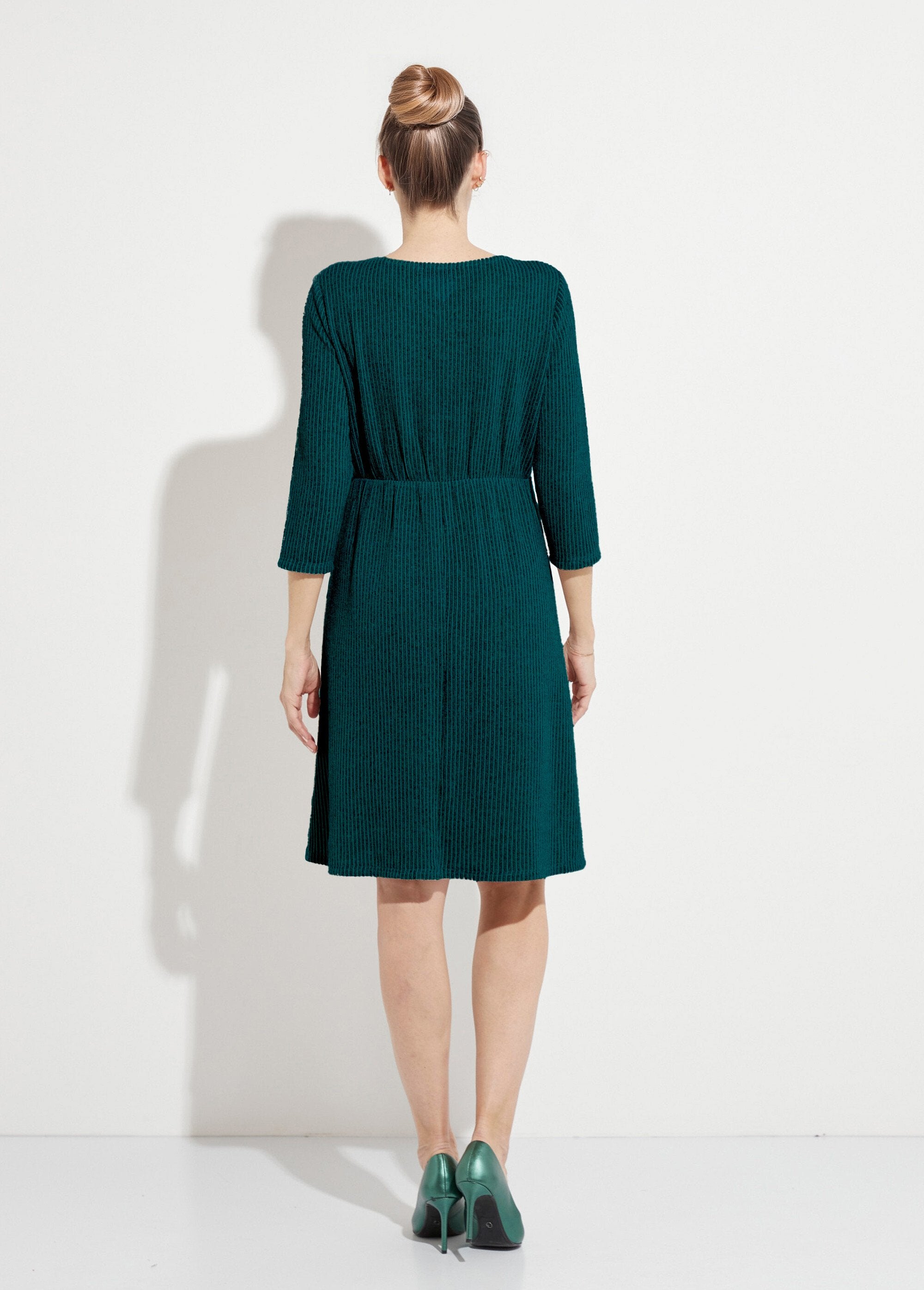 Abito_corto_a_portafoglio_in_maglia_a_costine_Vert_DO1_slim