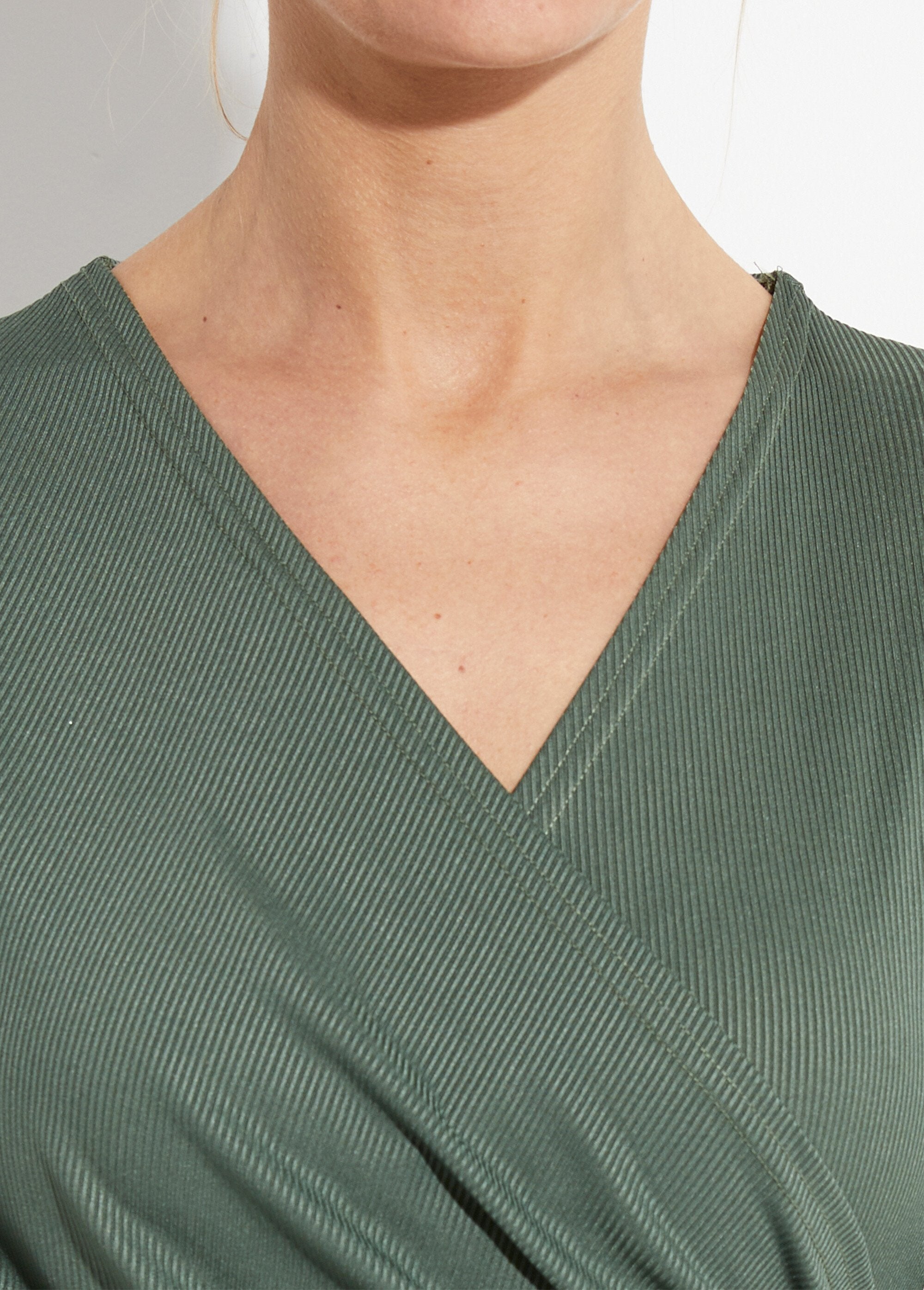 Abito_a_portafoglio_in_jersey_a_coste_Essentiel_Kaki_DE1_slim