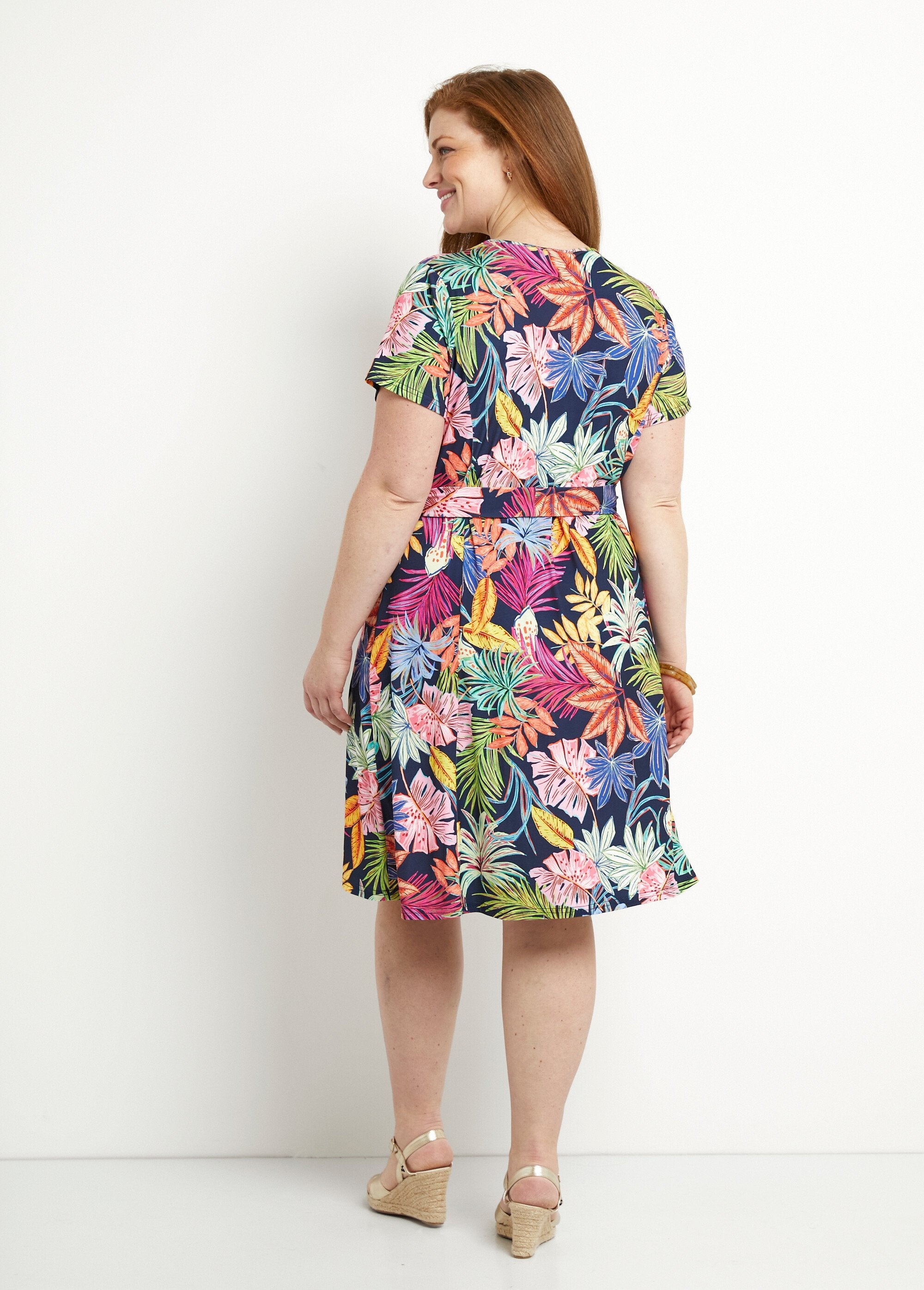 Abito_corto_svasato_con_scollo_a_V_e_stampa_a_foglie_Marine_et_rose_DO1_curvy
