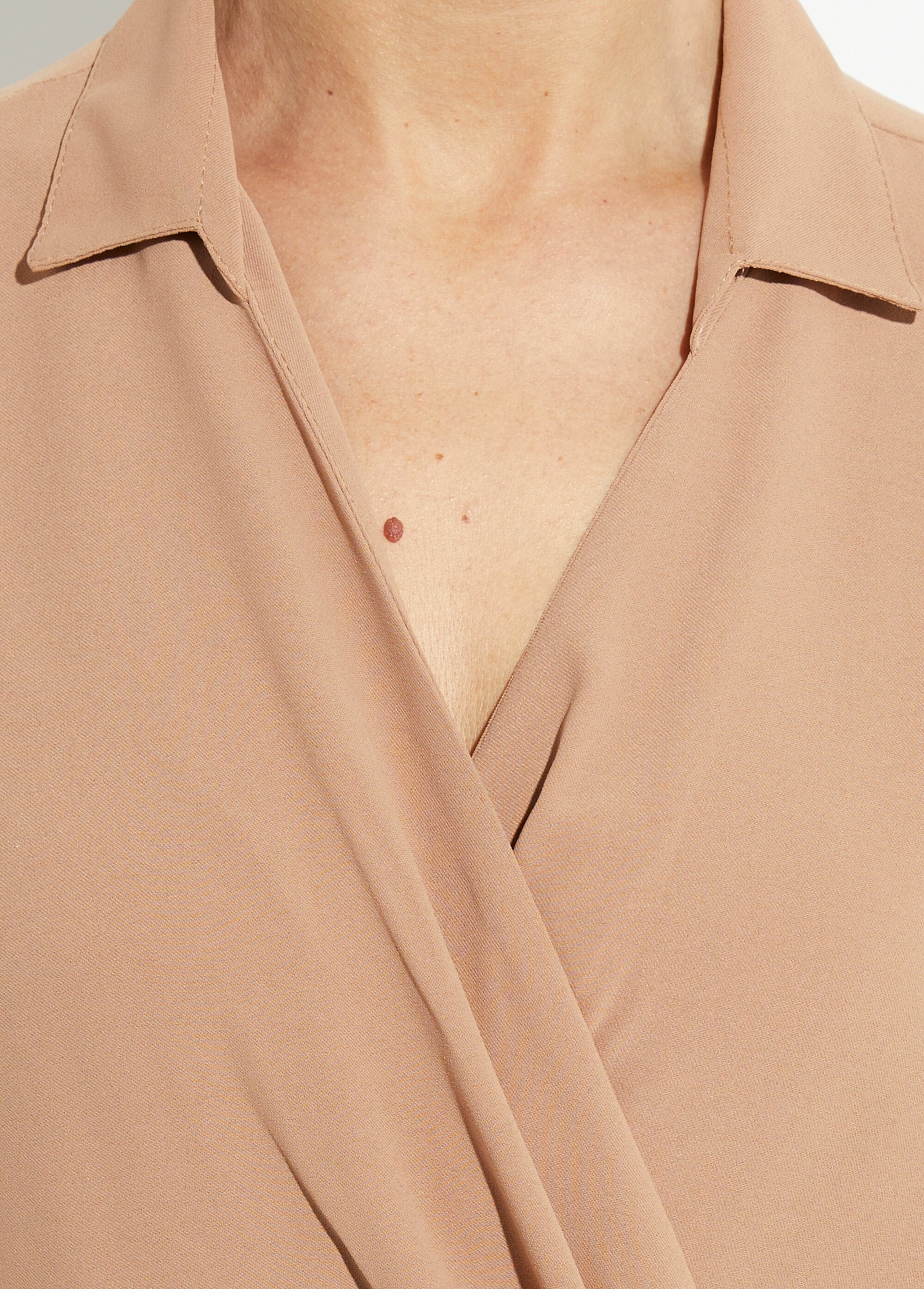 Abito_a_maniche_corte_con_scollo_a_V,_Essentiel_Camel_DE1_slim