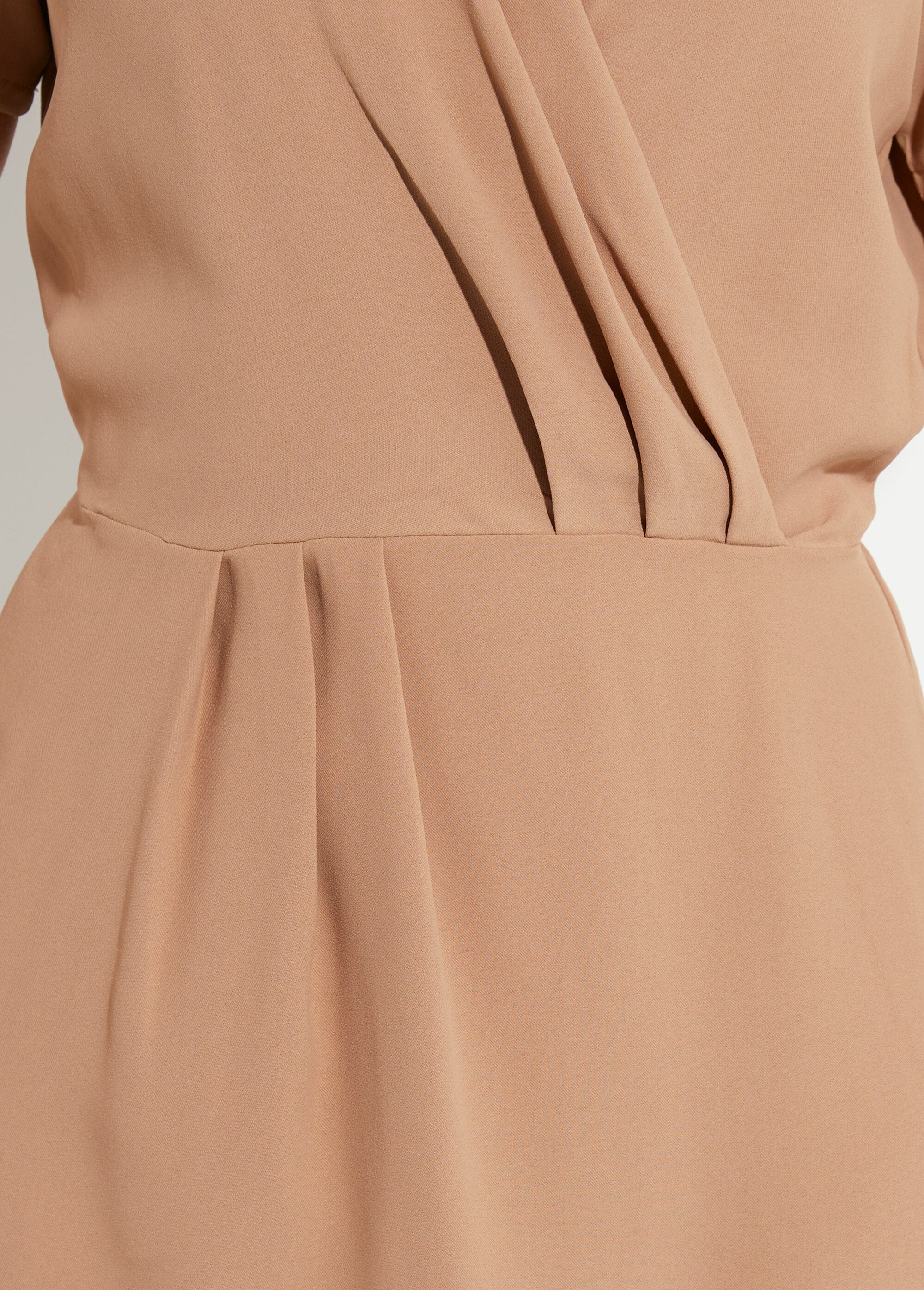 Abito_a_maniche_corte_con_scollo_a_V,_Essentiel_Camel_DE2_slim