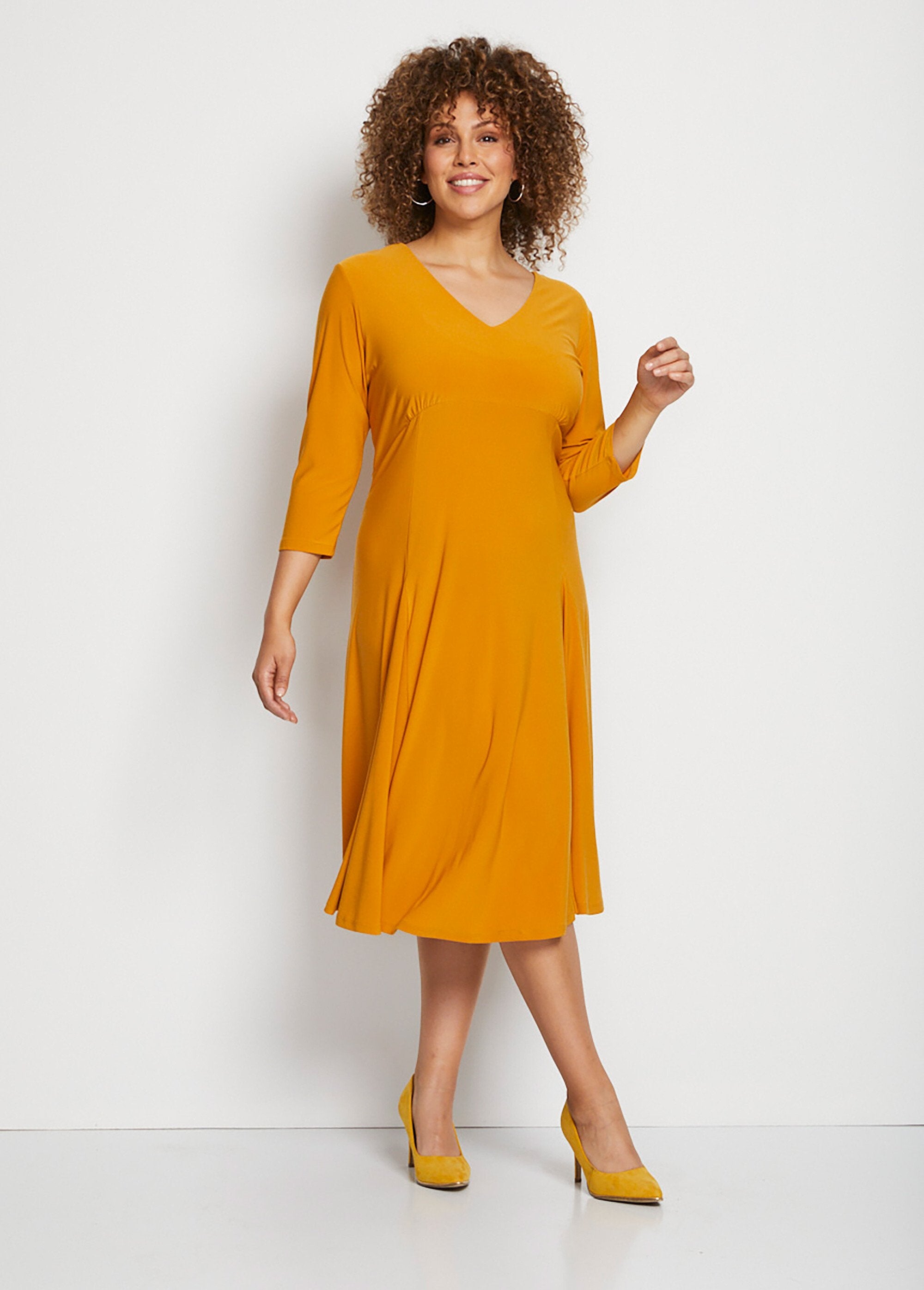 Robe_courte_base_évasée_encolure_V_Jaune_FA1_curvy