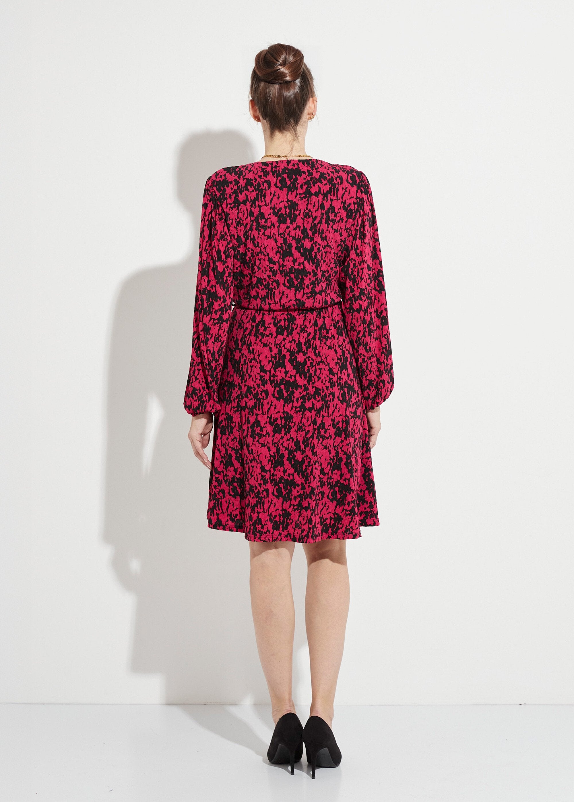 Abito_a_portafoglio_con_stampa_tachista_Noir_et_fuchsia_DO1_slim