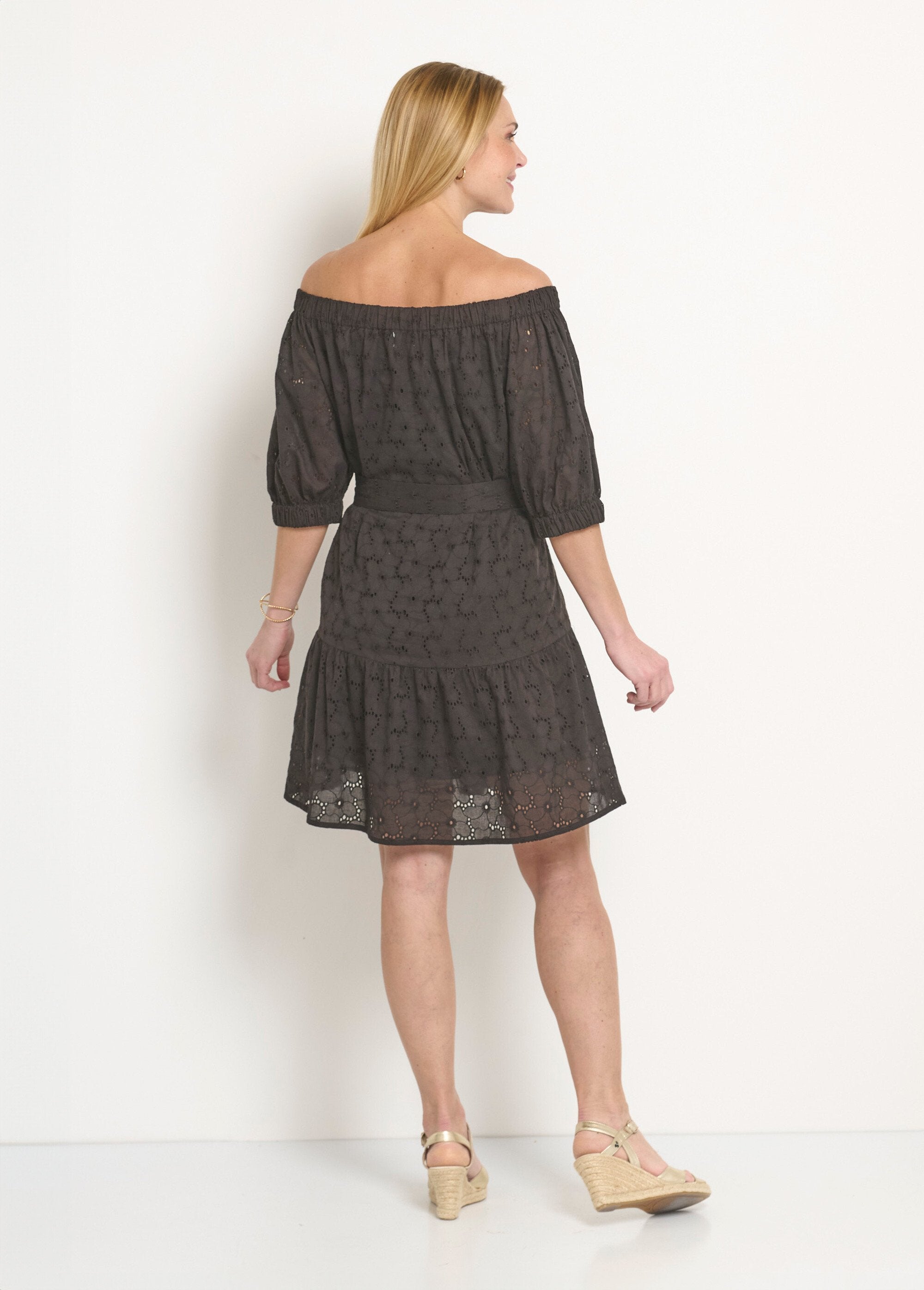 Robe_courte_col_Bardot_broderie_anglaise_Noir_DO1_slim