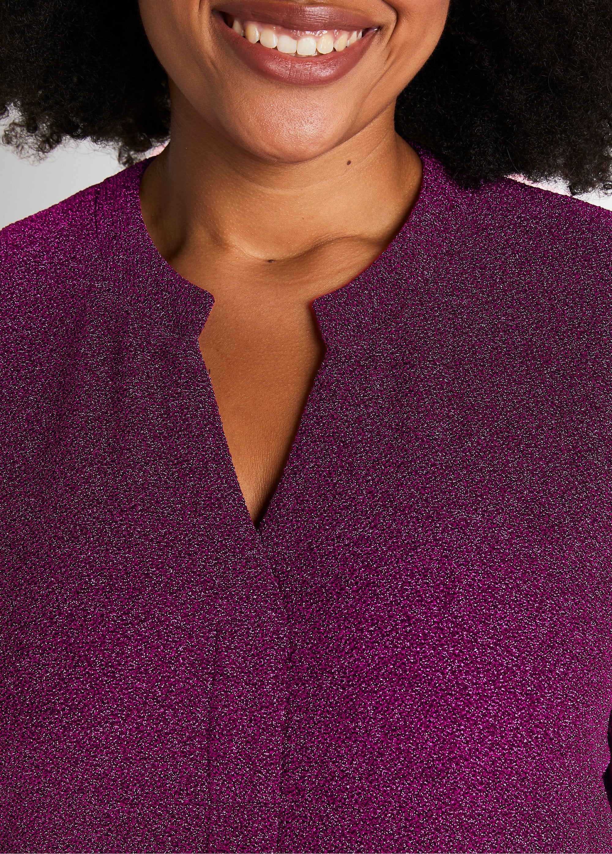 Abito_corto_svasato_in_maglia_lucida_Rose_DE2_curvy