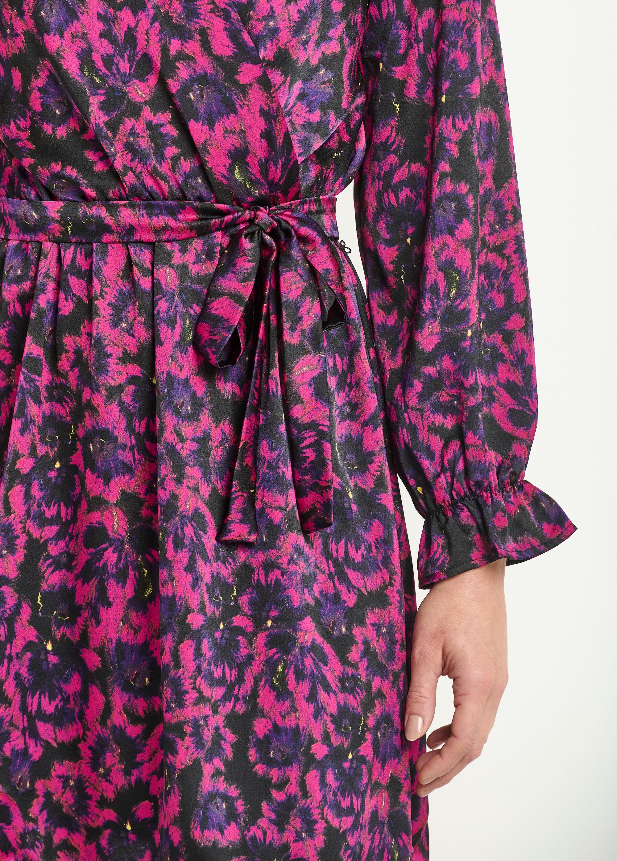 Robe_courte_satinée_imprimé_fleuri_Imprime_fuchsia_DE2_slim