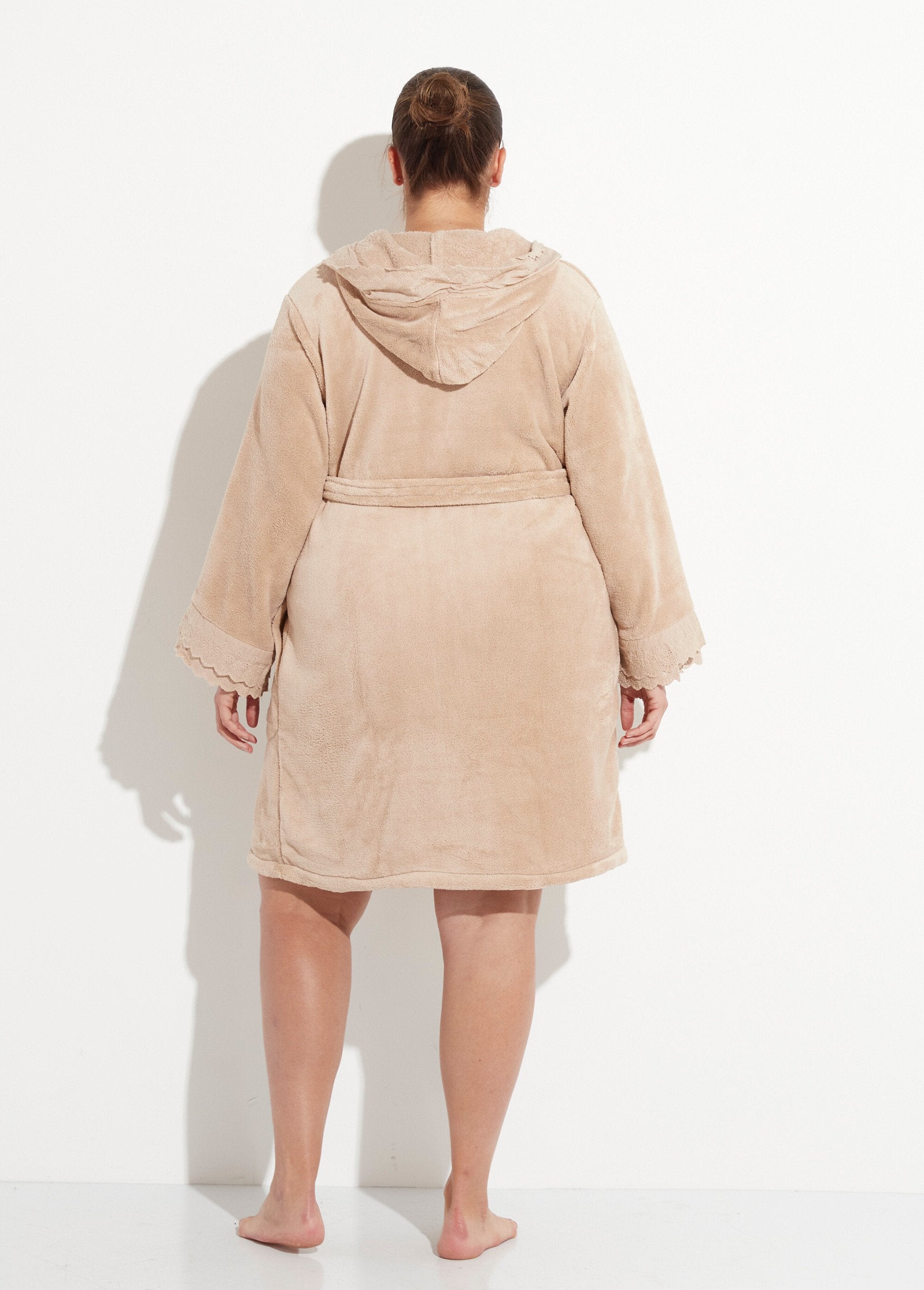 Vestaglia_con_cappuccio,_broderie_anglaise_Taupe_DO1_curvy