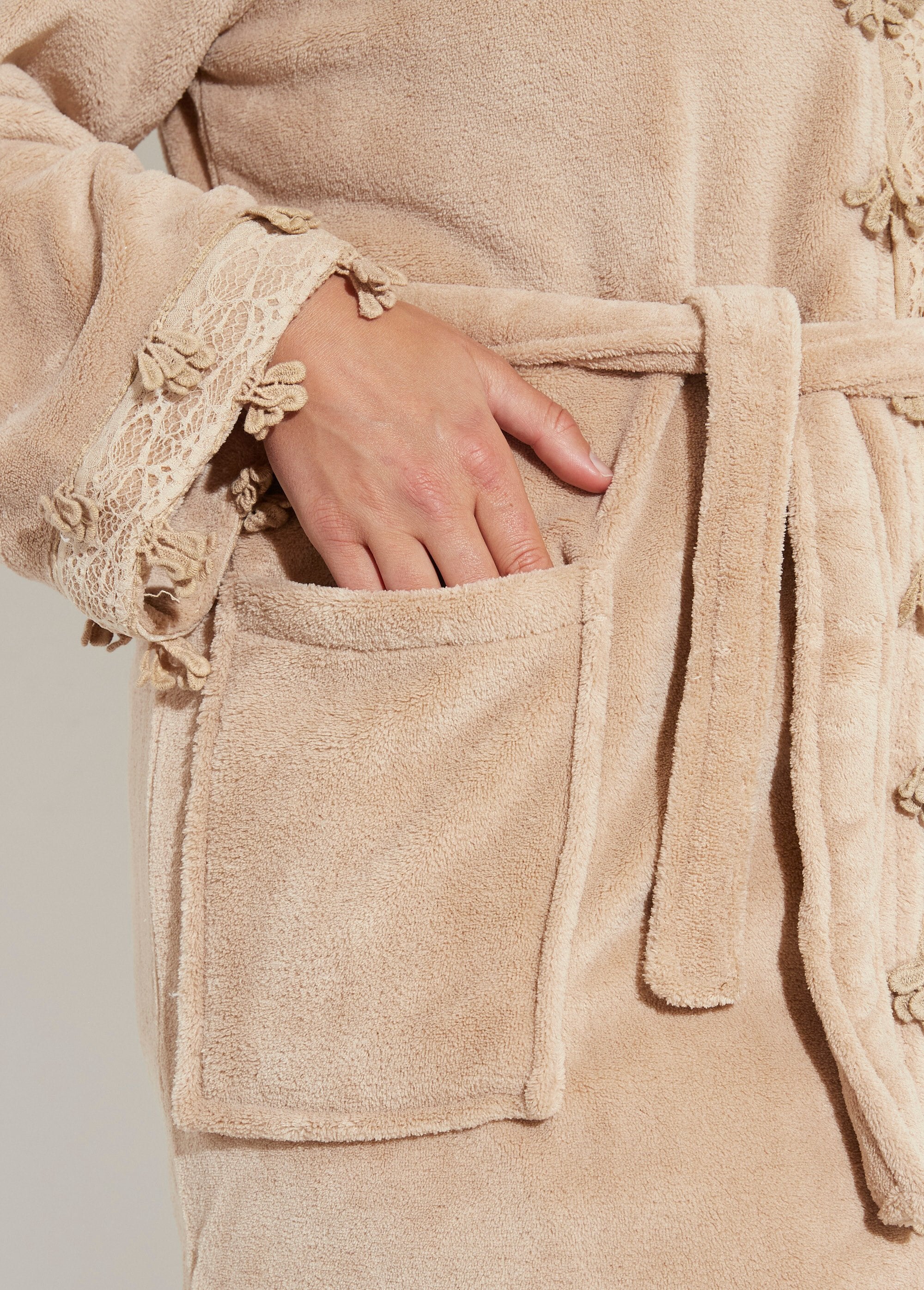 Vestaglia_in_pile_con_bordo_in_pizzo_Taupe_DE2_curvy