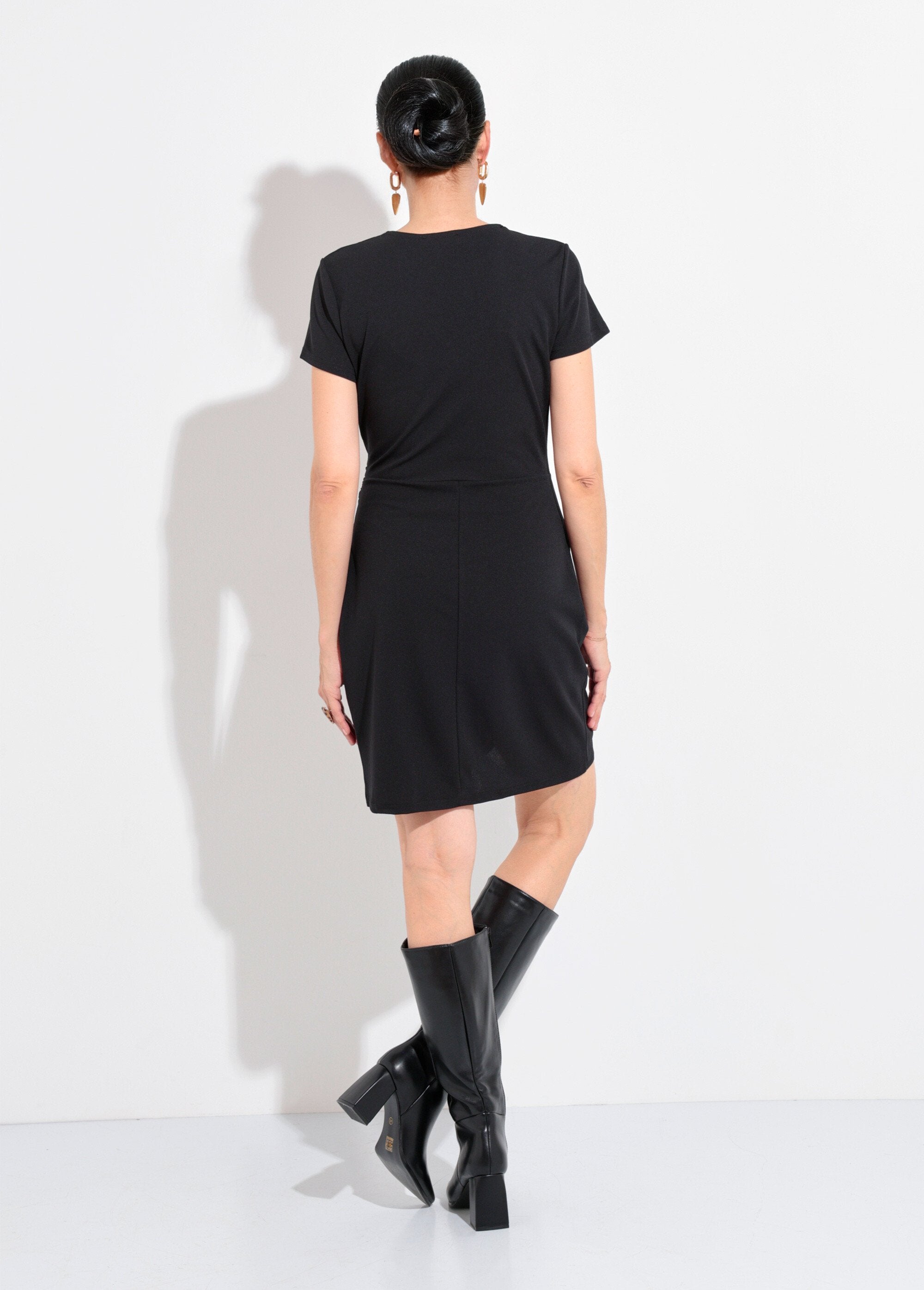 Abito_drappeggiato_in_maglia_crepe_con_dettaglio_gioiello_Noir_DO1_slim